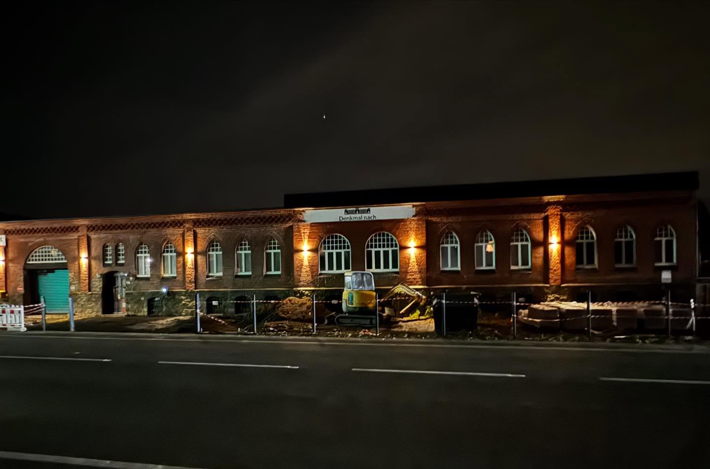 Baustaub legt sich, Vision wächst. Der Bagger hält Powernap – wir nicht. 🎯
Bis Weihnachten wird das Office fertig