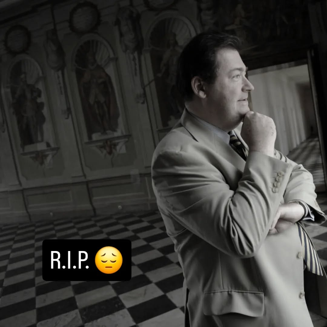 Ich bin unsagbar traurig.
Wer mich näher kennt, weiß, dass ich mit Musik sehr verbandelt bin - auch mit zeitgenössischer Musik aus Österreich. Dadurch bin ich mit einigen Komponisten in einem sehr schönen Kontakt.
Einer davon ist Thomas Daniel Schlee, ein höchst feiner kunstsinniger Mensch. Letzte Woche war er noch bei meiner Lesung im Krimisalon! ... und heute erfahre ich: Er ist gestern verstorben.
Mein tiefstes Mitgefühl geht an seine Familie.
Musikwelt und Menschheit, du hast einen ganz Großen verloren.
(Foto Helge Bauer / MV Doblinger)