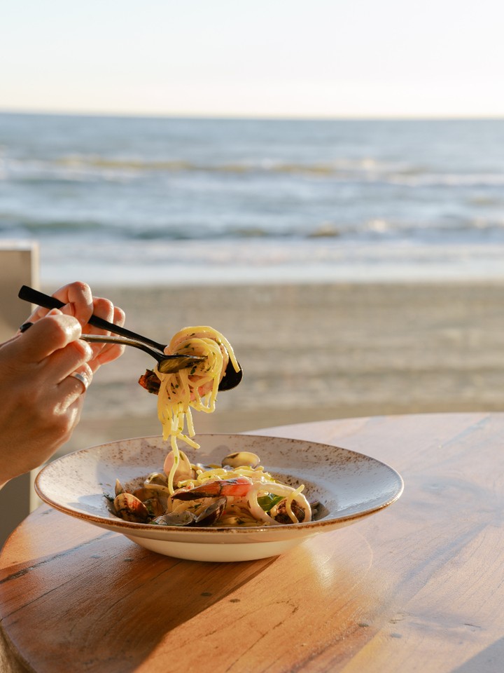 Fresh pasta, the rhythm of the waves and the golden glow of Marbella’s sunset🍝 Dinner at Luuma feels like a love letter to the Mediterranean🌊
#luumabeachrestaurant #luumabeachmarbella #marbellaweekend #marbellatrip #marbellalifestyle #marbellaspain #marbellavacation #elrosariobeach