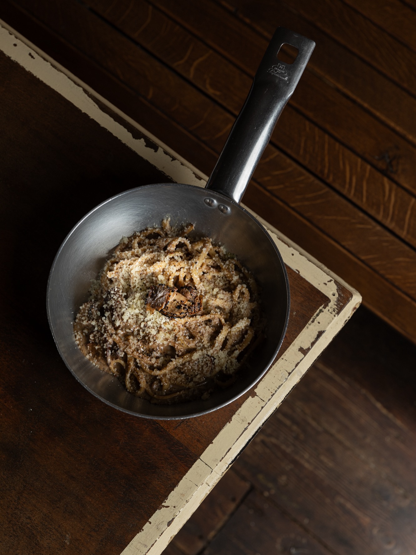 It looks simple, but one taste tells a different story.
Creamy porcini and chestnut mushroom sauce, finished with fragrant truffle, turns every bite into comfort and delight.
.
.
.
#linguintrattoria
#italianrestaurantamsterdam