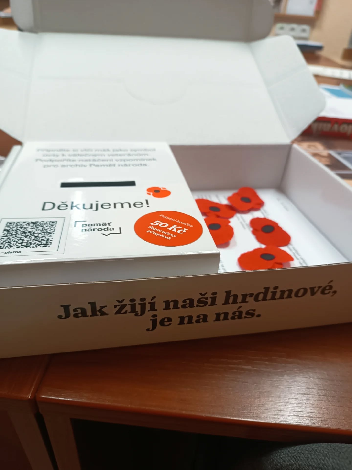 Děkujeme všem, kteří se zapojili do včerejší sbírky ke Dni veteránů - dobrovolníkům i přispěvatelům. Váš zájem přesáhl nabídku květin, ode dneška už jsou znovu k dispozicí - kasička a květiny vedle kabinetu zástupkyň!