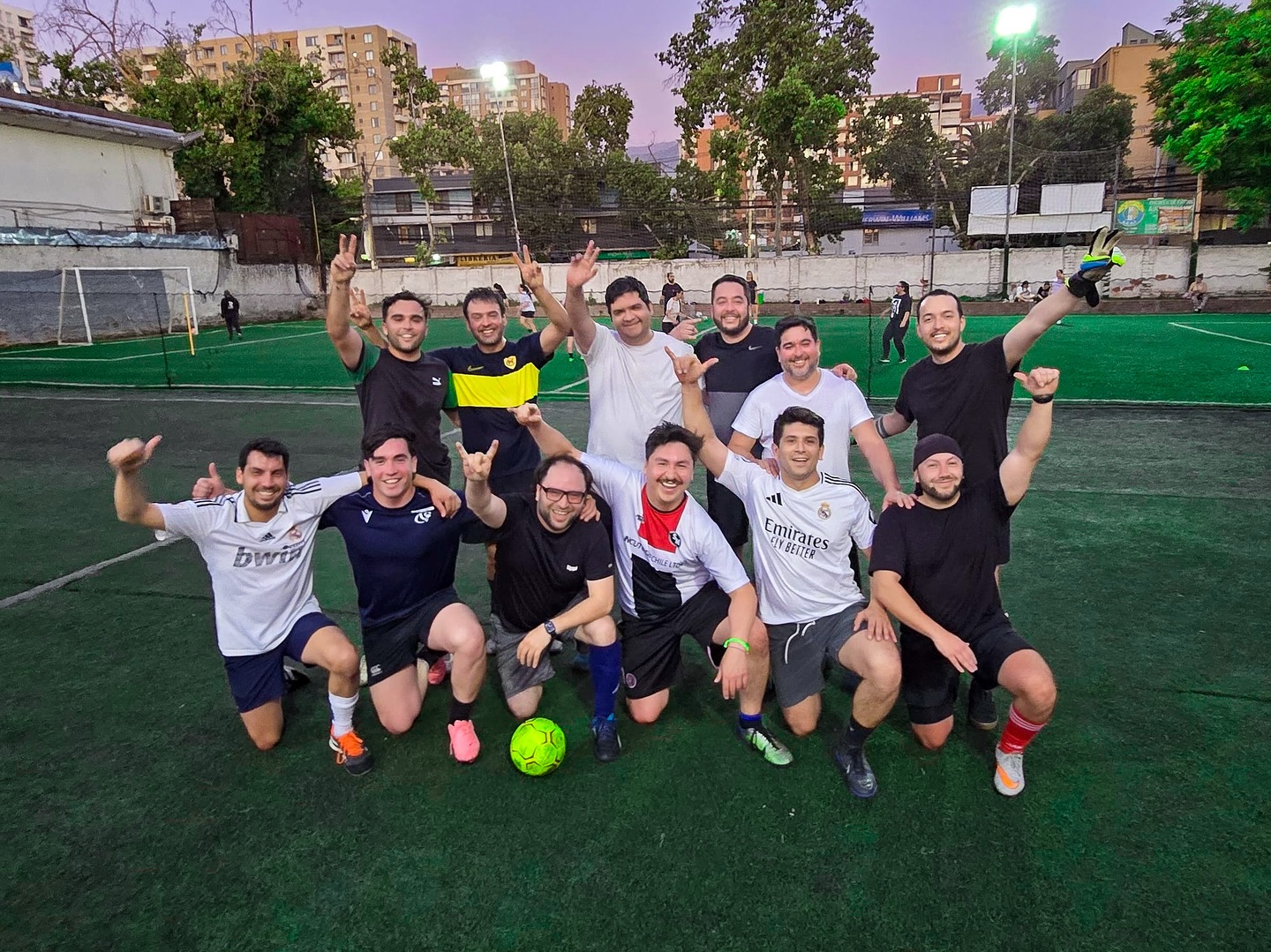 ⚽️ ¡Partido épico entre GrupoTerritorio.cl y GO Inmobiliario! 🏡🔥
Porque en nuestro trabajo no solo construimos inversiones… también construimos equipo 💪⚽️
Hoy vivimos una tremenda jornada deportiva junto al equipo de Grupo Territorio y GO Inmobiliario, donde sobraron las risas, la competencia sana y las ganas de darlo todo en la cancha.
Nada mejor que estos espacios para fortalecer la unión, recargar energías y seguir creciendo como familia inmobiliaria.
Gracias a todos los que estuvieron ahí dejando el alma en cada jugada.
Si así peleamos una pelota, imagínense cómo trabajamos por nuestros clientes 😉🔥
¡Vamos con todo equipo!
#GrupoTerritorio #GOInmobiliario #TeamWork #Fútbol7 #SomosEquipo #CulturaGT