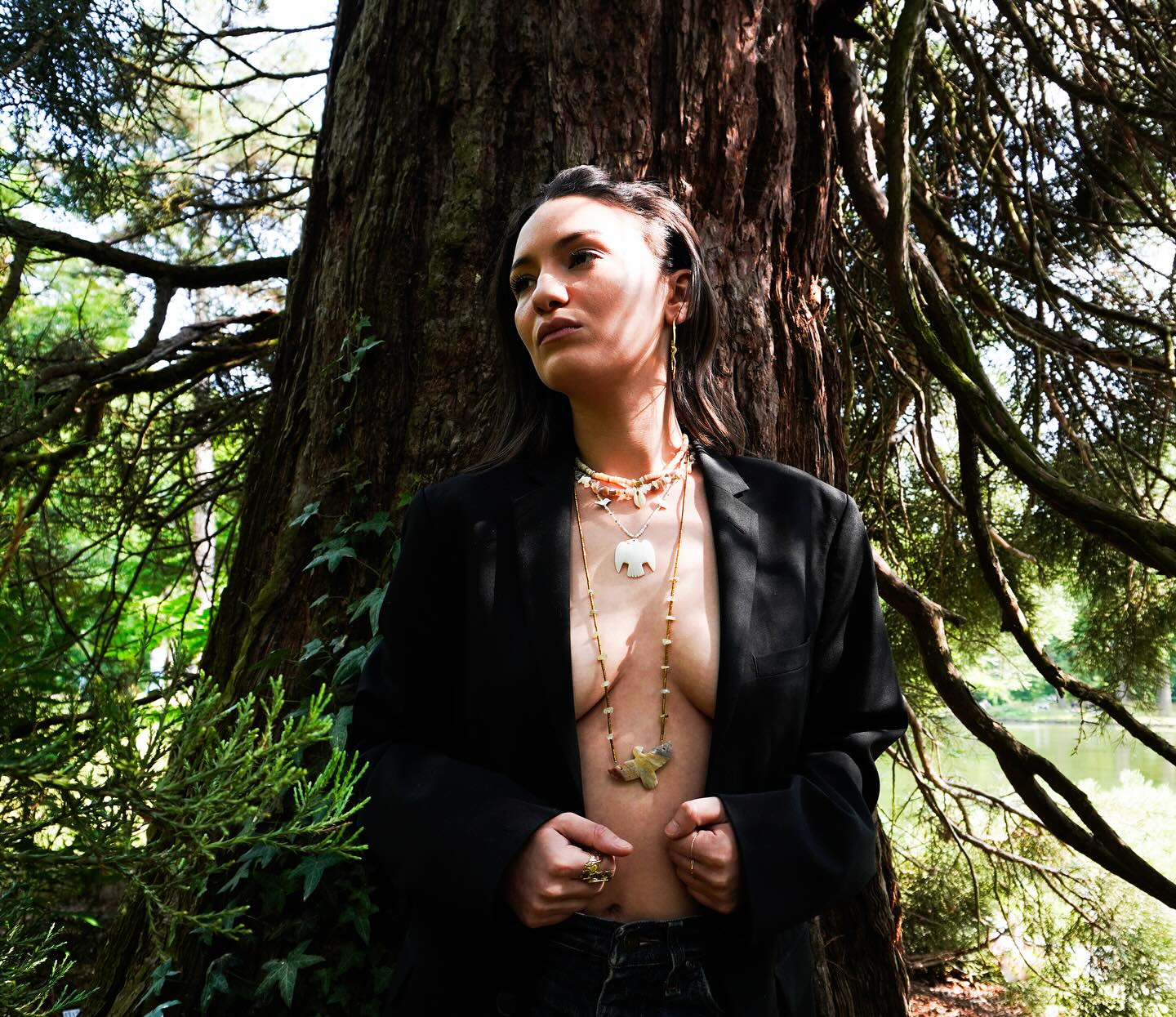 ✨Au cœur de la forêt, l’énergie circule,
ancienne, généreuse, vivante.
Les talismans captent la lumière
et honorent la force des terres ancestrales.
Ici, la femme devient passage
entre esprit, nature
et puissance sauvage.
Nos bijoux sont artisanaux,
pensés comme un hommage sincère
aux peuples amérindiens et à leur lien sacré avec la nature.
•
•
✨In the heart of the forest, ancient energy flows.
Talismans catching the light of ancestral lands.
A woman standing between spirit and nature.
Our jewels are handcrafted, created as an homage to Native peoples and their sacred bond with the forest.
•
•
•
•
•
#bijoux #amerindien #bijouxfemme #stylebohème #boho #bohoaddict #turquoise #hippiechic #faitmains #goldjewelry #earcandy #fashiondetails #modefemme #accessoires #bohochic #slowfashion #schadejewellery #handmadejewelry #paris #montmartreparis