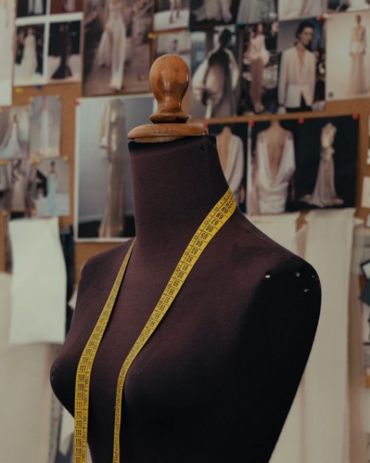 C’è un fascino silenzioso in un capo che non chiede approvazione.
Il tailleur attraversa le mode con la sicurezza di chi sa chi è: trasversale, deciso, autentico.
Anche in versione sposa, non rinuncia al carattere.
Non è una scelta minimal, ma una dichiarazione di forza e stile.
Perché il vero lusso è sentirsi se stesse, in ogni passo verso il sì.
Se vuoi rivedere il video completo della sfilata clicca sul link in bio!
#atelieraltamoda #abitodasposa #altasartoria #fattoamano #weddingdress #madeinitaly #weddingrevival #sum #sumiosono #sumatelier #sumdomenicomoschetta
Model: @emilia.rustico
Hair Stylist: @lequiff
MUA: @maximo1971 @lucreziaieva
Jewelry Designer: @spazioleonetti
Event Dresser: @avantarioevents
Music Performer: @trymoon__
Videomaker: @geeanlu
