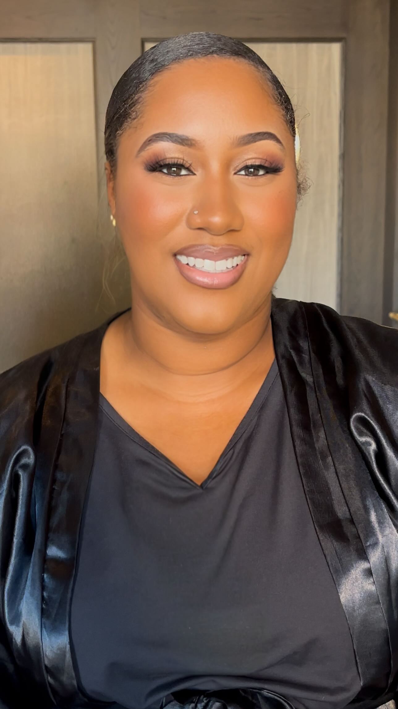 ✅Come with a clean, bare face – no moisturizer, sunscreen, or leftover makeup.
✅Brush and hydrate your lips – a little lip balm goes a long way for smooth lipstick.
✅Wear a button-up or zip-up top – so you don’t mess up your glam when changing.
✅Eat something light & drink water – keep your energy up before glam starts.
✅Arrive on time – this keeps the whole bridal schedule running smoothly.
Now booking 2026 brides and bridal parties.
Click the link in the bio for inquiries