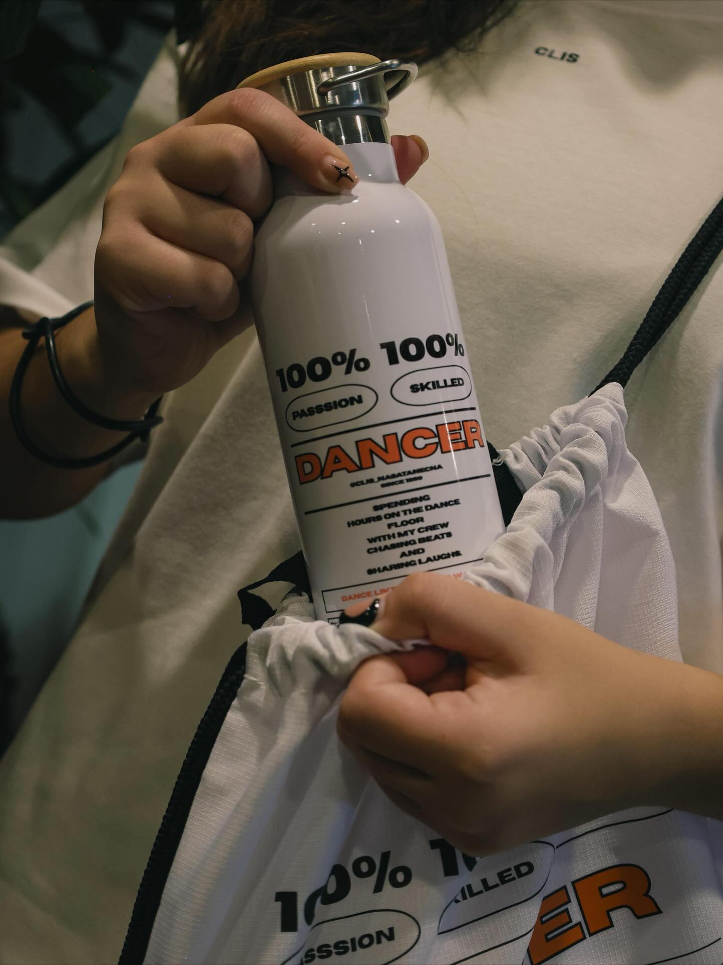 Na predaj nie len tričká….
Pri tričkách DANCER a HYPE CREW si môžete objednať aj termosku ( s menom) a vrecko. 🧡💜