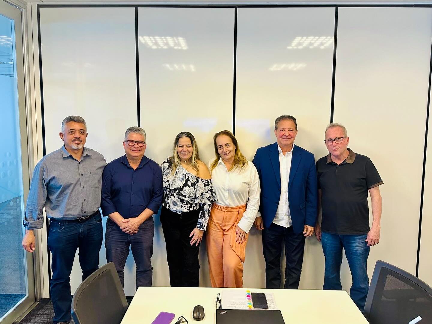 GRATIDÃO! 🙏
O SINDIFARGO, representado por seu presidente executivo Marçal Henrique Soares, agradece à Rosângela Rodrigues, gerente de Relações Trabalhistas e Sindicais do Grupo Hypera Pharma, pelo convite à produtiva reunião realizada nesta terça-feira (04).
O encontro teve como objetivo fortalecer o relacionamento institucional entre o SINDIFARGO e as entidades representativas do setor em São Paulo, ampliando parcerias e promovendo o diálogo em prol do desenvolvimento da indústria farmacêutica nacional.
📌 Também participaram Antônio Silvan Oliveira, presidente da CNTQ; Sérgio Luiz Leite, presidente da Fequimfar e vice-presidente da Força Sindical Nacional; Edson Dias Bicalho, secretário-geral da Fequimfar; e Marly Chaveiro, presidente do SINDQFPA, que contribuíram para o sucesso do encontro.
#SINDIFARGO #IndústriaGoiana #FIEG #SindicatoPatronal #IndústriaFarmacêutica