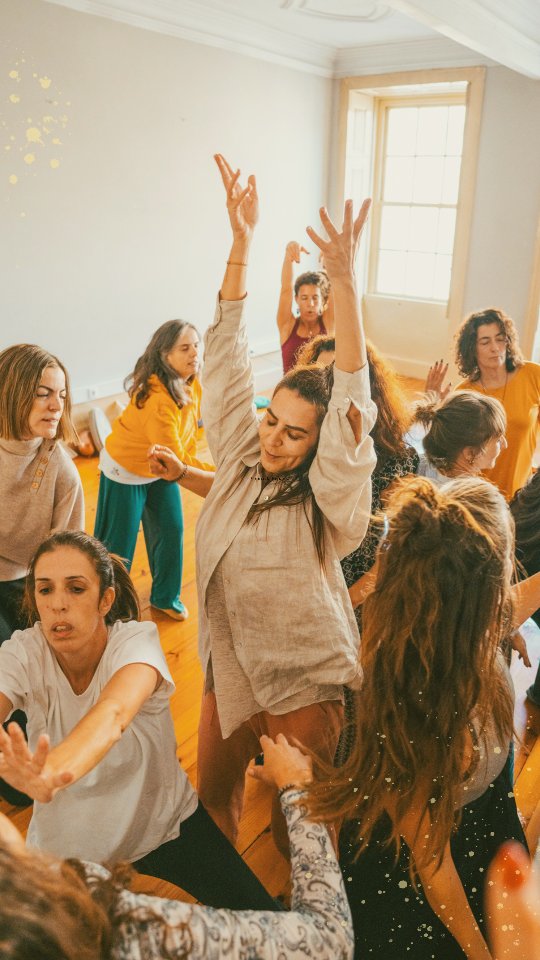 Movimento Consciente & Dança Expressiva
Há encontros que não cabem em palavras.
Este fim de semana foi um desses.
Um grupo lindo, de corações abertos e corpos disponíveis, mergulhou comigo, e com a Joana, nesta 1ª edição do Movimento Consciente & Dança Expressiva.
Foi delicado e intenso, suave e profundo…
Guiar algo pela primeira vez tem essa magia única: a vulnerabilidade da estreia e a beleza de sentir que tudo flui, que o movimento se revela exatamente como deve ser.
As imagens do António emocionaram-me, ele captou a alma do momento, sem quase darmos pela sua presença.
Olhar para cada movimento, cada olhar, cada abraço, é reviver a bênção que foi este encontro.
Bênção por poder servir esta missão.
Bênção por cada mulher que dançou com a alma.
Bênção por sentir que, mesmo tendo sido um único encontro presencial, a ligação entre nós é eterna.
O programa online continua até Dezembro,
mas sei que ficaremos unidas para sempre…
por fios invisíveis, tecidos na Âncora do Amor.
Com Amor, Gratidão e Coração a transbordar, ❤️
Lisa Bompastor
P.S.
Gratidão profunda a estas 22 mulheres, às que já faziam parte da família e às que se juntaram, mostrando-me que cada 🧹 seres o meu maior apoio para que tudo isto seja possível. 🍀
Ao António, pela alquimia e competência infinita. 📸
À Carlota e ao Sebastião, por nos receberem tão bem nesta casa, The Alchemist, e por nos fazerem sentir que pertencemos. 🏠
Agenda 📍
Especialização em Movimento Terapêutico
Janeiro a Maio de 2026 - Porto
Link na Bio
Facilitador de Movimento Consciente & Dança Expressiva - 2a edição - Porto
Abril de 2026
Link na Bio