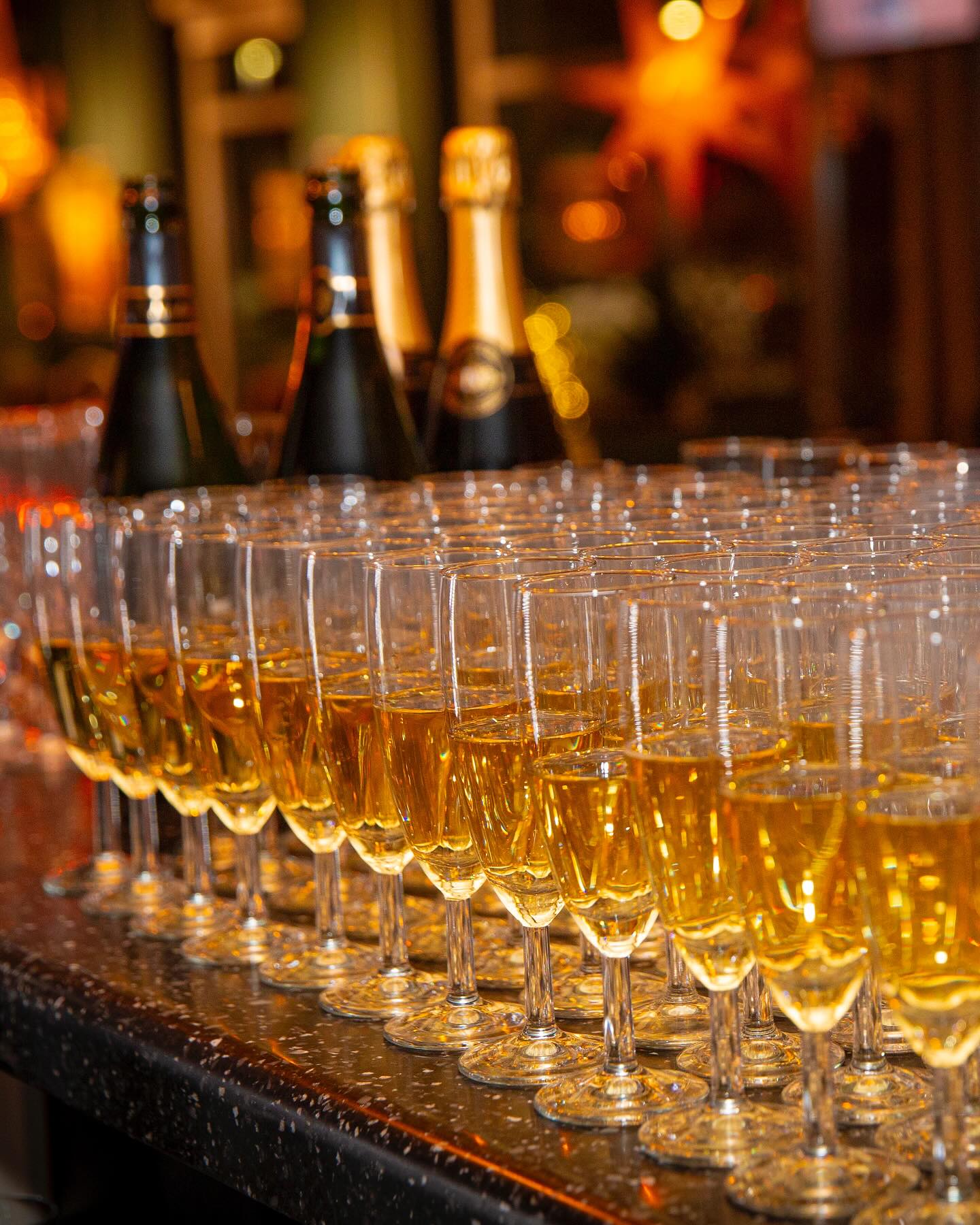 Julen närmar sig - så även vår populära Julsharing!🎄
Njut av en härlig mix av klassiska och moderna julsmaker - allt serverat vid bordet att dela tillsammans med dem du tycker om!
Samla vännerna, familjen eller kollegorna och boka ert Julsharing-table redan idag! Länk i bio❤️