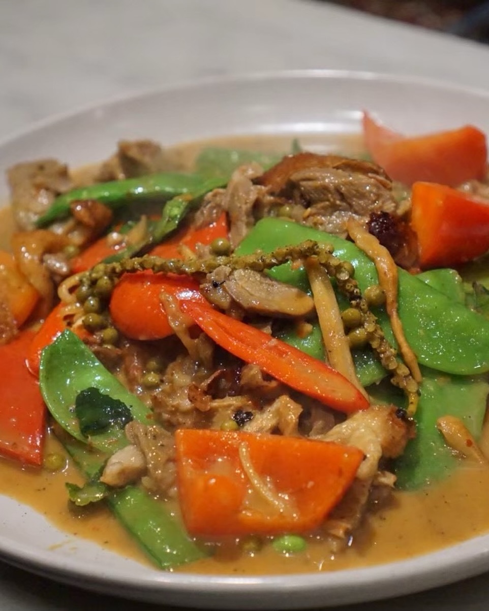 Tender duck leg wok-tossed with green peppercorn, Thai herbs, and aromatic chilli โ bold, spicy, and deeply fragrant
#thegratefulthai
#charlestown