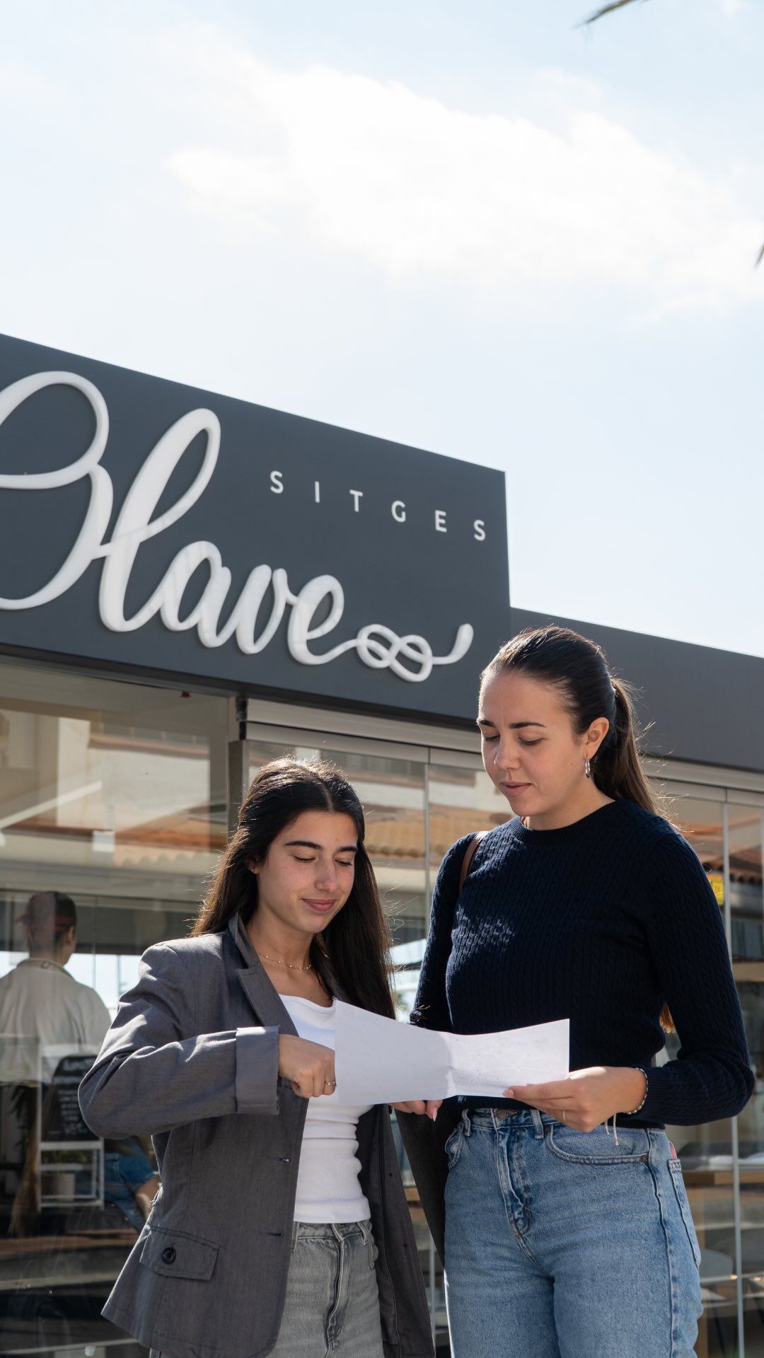 Todos los caminos llevan a Olave Sitges 🗺️✨
Quizá empieces en el paseo, te pierdas por las calles del centro o sigas el aroma de algo bueno saliendo de la cocina… pero al final, terminas aquí.
En Olave, el destino siempre vale la pena: buena comida, buena gente y ese ambiente que solo se vive en Sitges. 🌊🍷
Así que, si aún no sabes a dónde ir, deja que el mapa te guíe y que el plan te encuentre en Olave.
📍 Port d’Aiguadolç, Sitges
📲 A través de nuestro teléfono 936 001 332 o en nuestra web
#restaurante #OlaveSitges #SaboresDelPuerto #restaurantemediterraneo #olave #sitges #portsitges #restaurantesitges #menuarroz #arroces #mariscos #pescadosfrescos #carnes #sabormediterraneo #tapas #gastronomia #food#restaurantesenbarcelona #mediterraneancuisine #portdaiguadolç #foodiesbarcelona