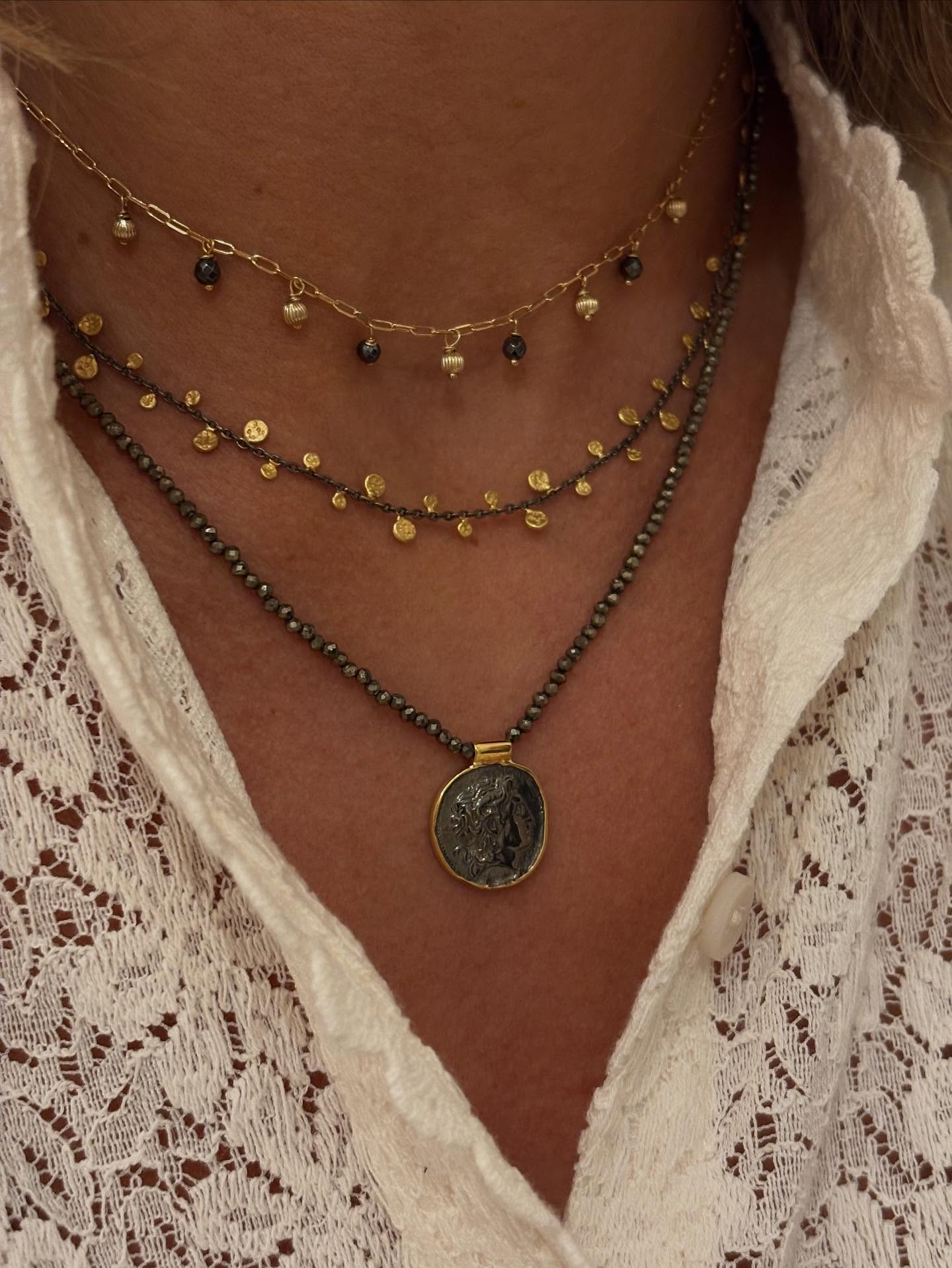 Trio Shadow: trois colliers plaqué or & argent pour sublimer vos décolletés cet hiver. De haut en bas:
Collier 1 plaqué or et hématites noires 49€
Collier 2 argent oxydé et pampilles plaqué or 135€
Collier 3 perles hématites et médaille 89€
#Collier #necklace #layering #bijoux #bijouxdorés #bijouxcréateur #bijouxfaitmain #bijouxartisanaux #bijouxcreateurs #bijouxdujour #jewel #jewelry #jeweryaddict #filledavril #filledavrilboutique