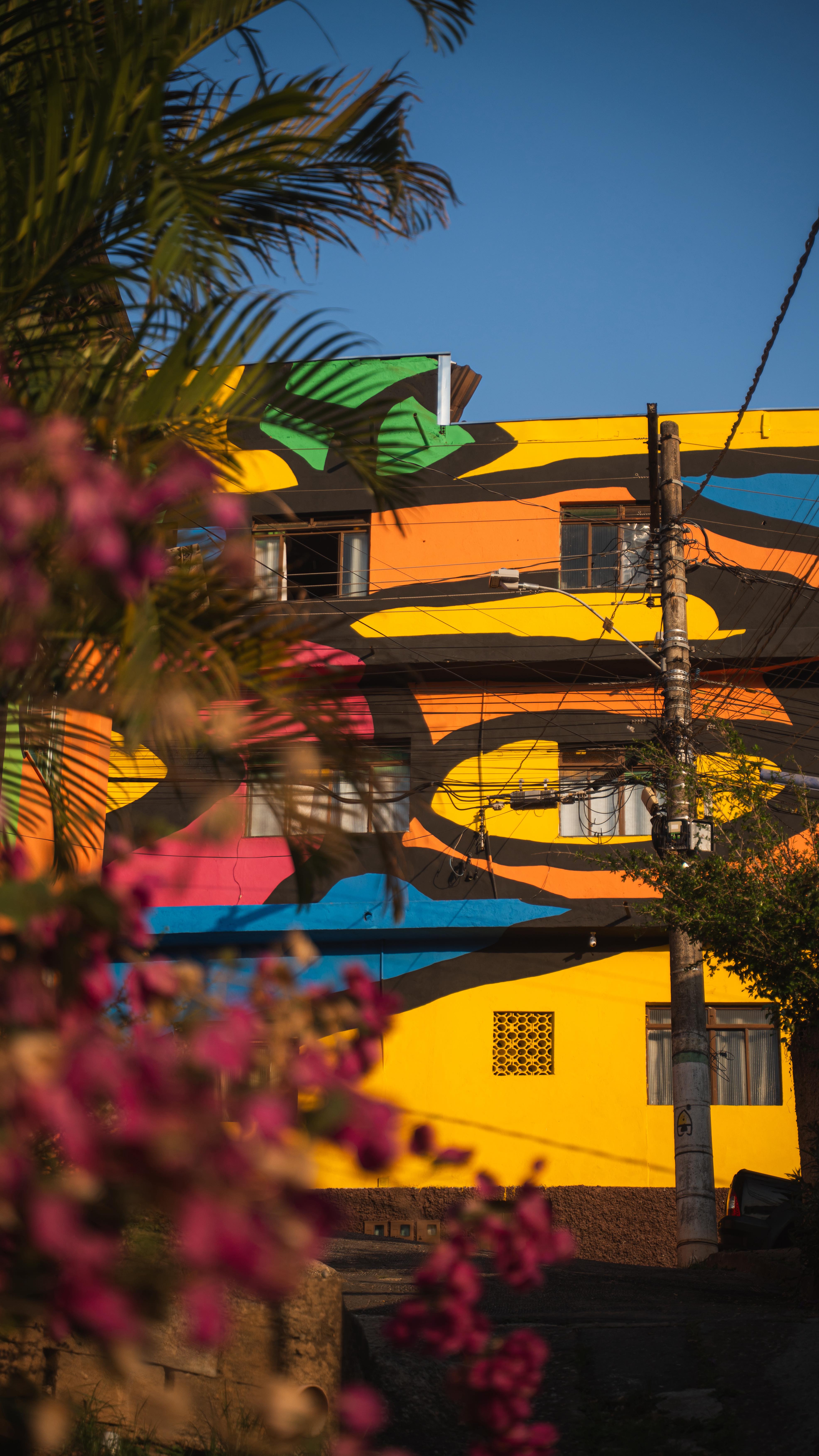 Em Nova Lima, o maior Macro Mural do Brasil ganhou vida.✨
Mais de 100 casas, 9 mil metros quadrados de arte, e uma cidade inteira transformada pelo encontro entre cor, território e comunidade.
O CURA Macro é sobre ver a arte ganhar as ruas e os muros.
Sobre famílias que agora moram dentro de uma obra viva. Sobre o brilho nos olhos de quem pintou, de quem mora, de quem passa.
O Coletivo Mahku sonhou esse desenho, e centenas de mãos o tornaram real.
Porque quando a arte encontra as pessoas, tudo muda: a paisagem, as relações, o sentimento de pertencimento.
Em cada parede, um pedaço de Nova Lima.
Em cada detalhe da pintura, um pouco de quem somos.💚
🎥 @area.de.servico
Macro Mural de Nova Lima:
Realização: Instituto CURA
Parceria: Patrimônio Cultural de Nova Lima e Prefeitura de Nova Lima
Apoio: Plataforma Semente | Ministério Público de Minas Gerais
#CURA #CURAMacro #ArtePúblicaEmMovimento
#NovaLima #CURA #Aftermovie