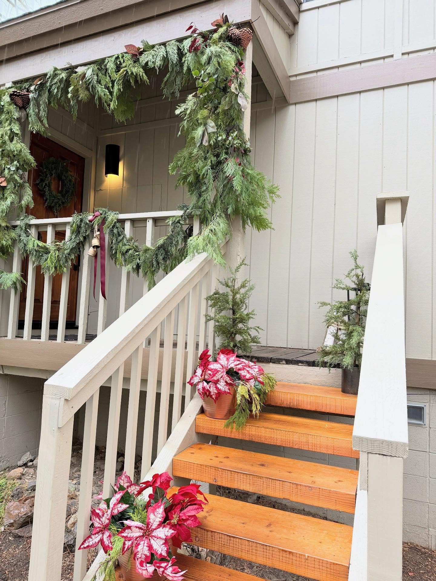 #christmasarch #floralarch #christmasdoor #christmasgarland #holidaydecor #seasonalporchdecor #holidayporch #porchdecor