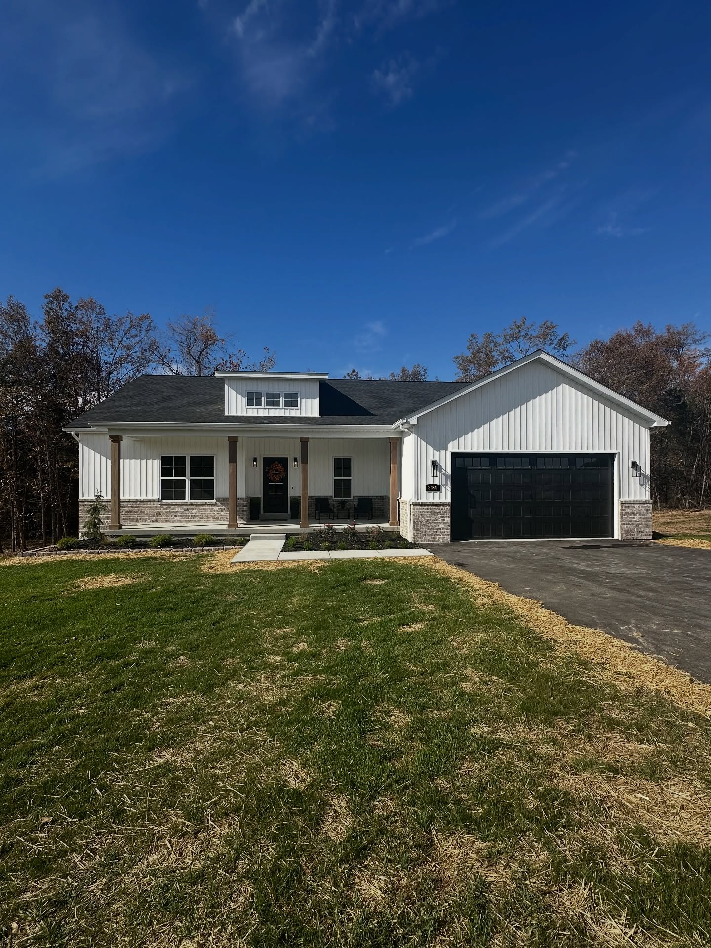 SOLD! Come home for Christmas to this stunning 3 bedroom, 2 bathroom new build in Farmington, MO. 🏠Call (573) 760-4080 for more info.
#farmingtonmo #forsale #newhome
