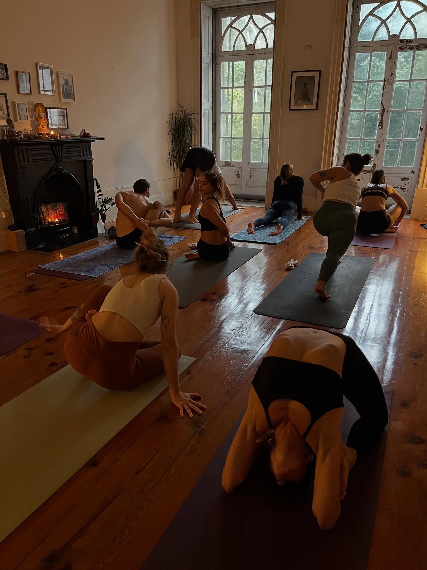 Se a prática de asana é tão exigente, demorada e cheia de renúncias…
o que é que ela nos dá realmente?
Dá-nos firmeza. Paciência. Coragem.
Ensina-nos a respirar dentro do desconforto, a acalmar a mente e a olhar para dentro com honestidade.
O trabalho não transforma só o corpo —
muda a forma como pensamos, sentimos e caminhamos no mundo.
No fundo, o maior presente do yoga é o processo.
É tudo aquilo que se revela enquanto praticamos, dia após dia.
Vem praticar ✨
Segunda a sexta · 7:00–9:30
Seg / Qua / Sex · 18:15–20:15
Sábado · 9:30