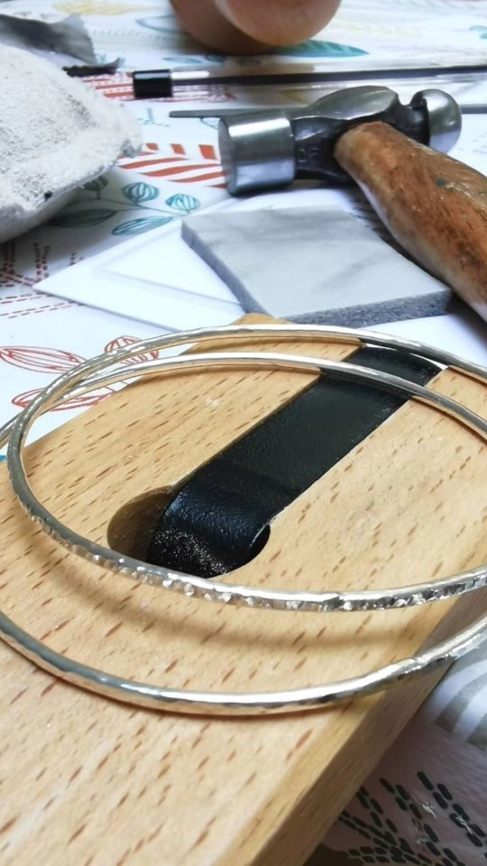 ✨ December Workshops ✨
Looking for a lovely way to catch up with friends before Christmas? 🎄
Come and join one of my jewellery workshops — enjoy a creative morning, a few laughs, and leave with something beautiful you’ve made yourself.
💍 Stacking Rings Workshop
Saturday 29th November - Only 3 spaces left!
🌟 Bangle Workshop
Saturday 7th December - 6 Spaces available.
It’s the perfect chance to make a special keepsake or even a handmade gift 🎁
Message me to book your spot or book on my website— spaces are limited!