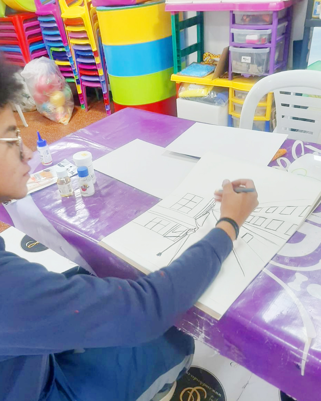 👉Aquí, los estudiantes desarrollan su creatividad mientras aprenden dibujo y pintura de forma divertida.
Potencian su motricidad, expresan sus emociones y descubren el placer de crear con sus propias manos.🎨
👉 ¡Inscríbete hoy y deja que el arte despierta tu talento!
📱Contáctanos y reserva el cupo de tu hijo 3118617584 y visita nuestra página web haciendo clic en el enlace de la bio.