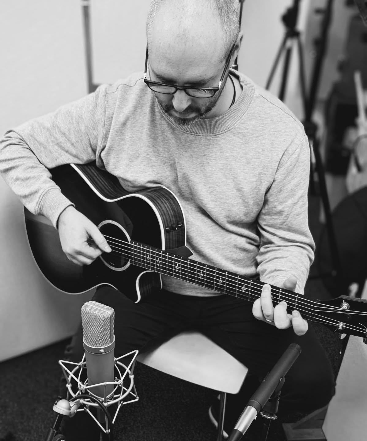 @aaronhoeymusic was in today showing off his acoustic guitar skills - working on a new cover for @feltmusic