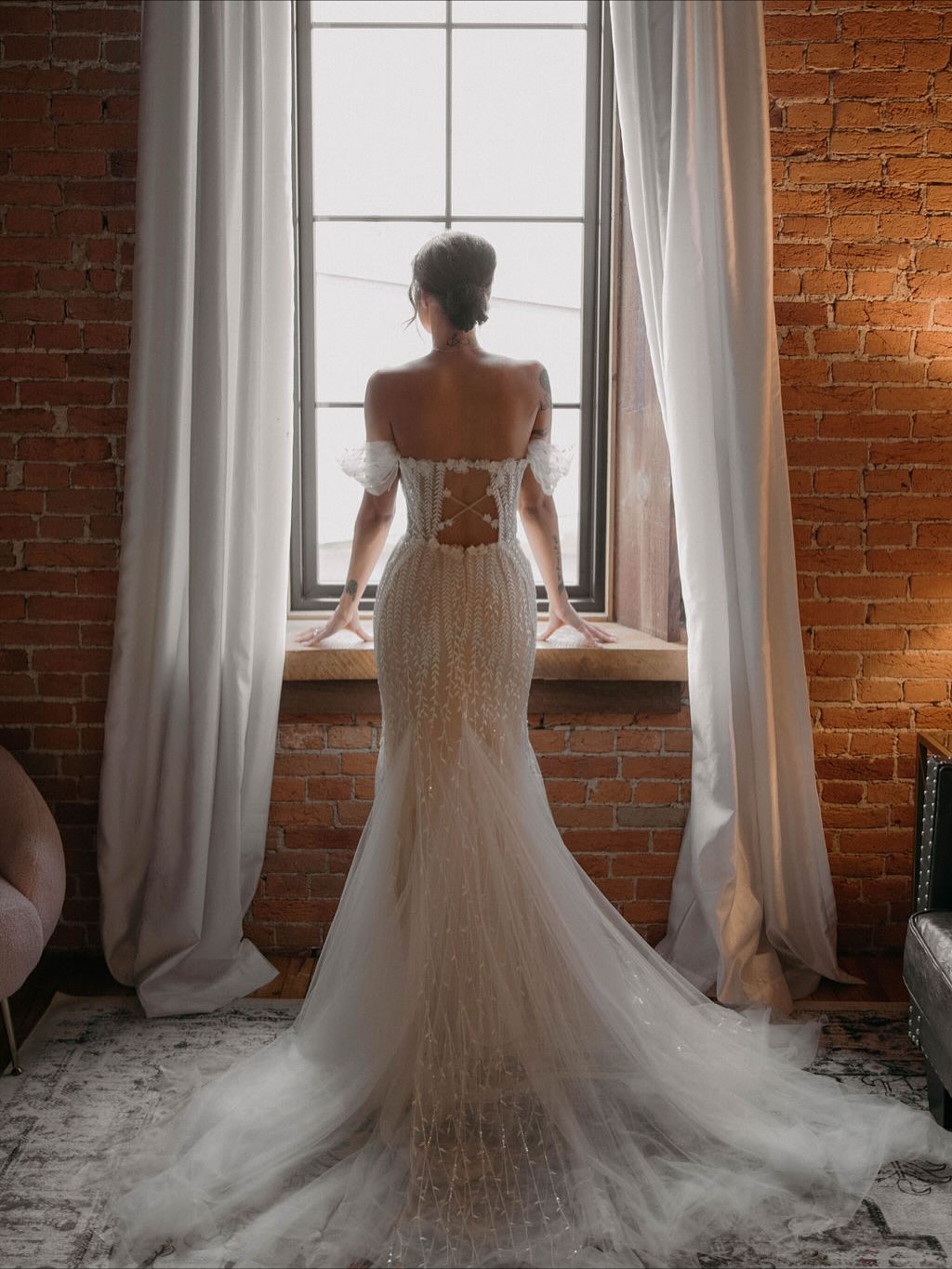 She’s an icon, she’s a legend, and she is THE moment ✨ Javonna’s bridal portraits 🤍🤍🤍 The stillness, calm, and pretty little moments shine through in these stunning wedding day portraits 📸 Also, her dress?!? Gorgeous 😍😍
Photographer: @stefaniamber_
Coordinator: @aalearayy with @thebookinghouse
Hair: @hair_by_ashley_b
Dress: @alessiasbridal_offtherack
Florist: @thestemsend
Caterer: @mountain_laurel_catering
DJ: @3west_productions
Decor Rentals: @lilacandlaceco
Venue & Bar: @thebookinghouse
Couple: @javonna_erin & @jfurman7