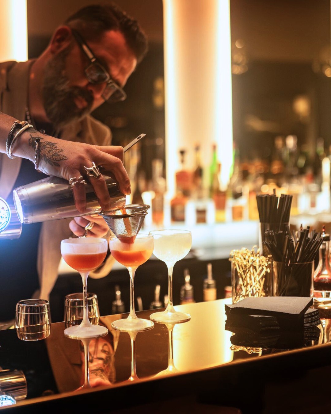 Fredag är på väg 🌟
Häng i baren, med Mårten som mixar och glasen som klirrar. 🥂
www.waxholmshotell.se