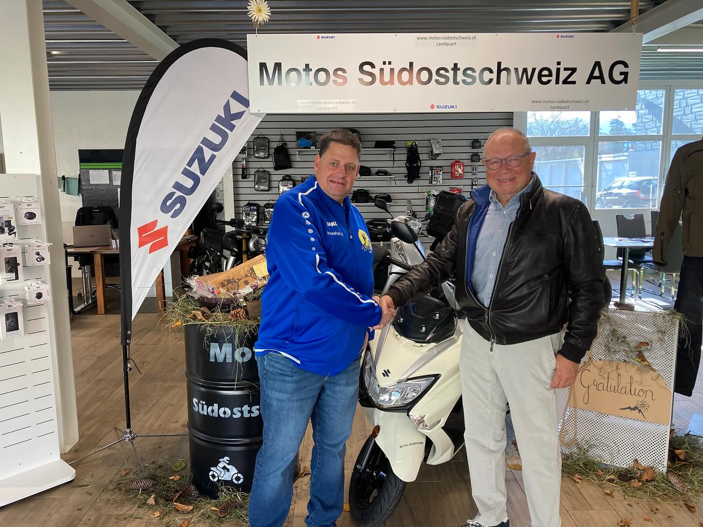 Grosszügige Spende für unseren Nachwuchs!
Christian Thöny (Jenins) spendet seinen während der ESAF-Übertragung gewonnenen Hauptpreis, einen Roller des Königspartners SUZUKI, dem Bündner Schwingernachwuchs.
Heute fand bei der Motos Südostschweiz AG in Landquart die symbolische Übergabe des Preises an unseren durch den Präsidenten Bruno Sprecher vertretenen Verband statt. Details und Kaufoption auf der hosalupf-Website!
Wir bedanken uns bei Christian Thöny vielmals für das schöne Geschenk.
📸: P. Casanova