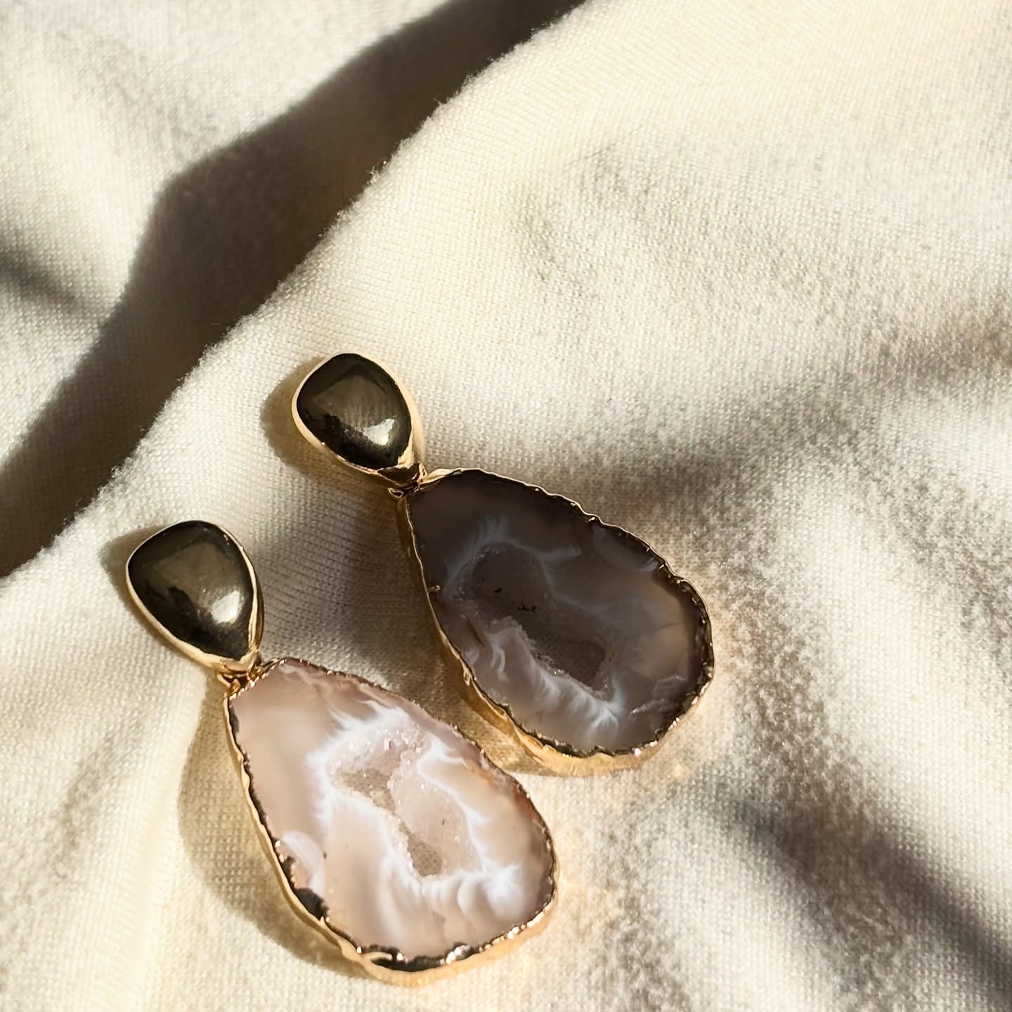 ✨ Elegância que vem da natureza
Cada geodo é único — uma verdadeira obra de arte esculpida pelo tempo. 💫
Brilho natural, beleza singular.
#TurmalinaAcessórios #GeodoNatural #BelezaAutêntica