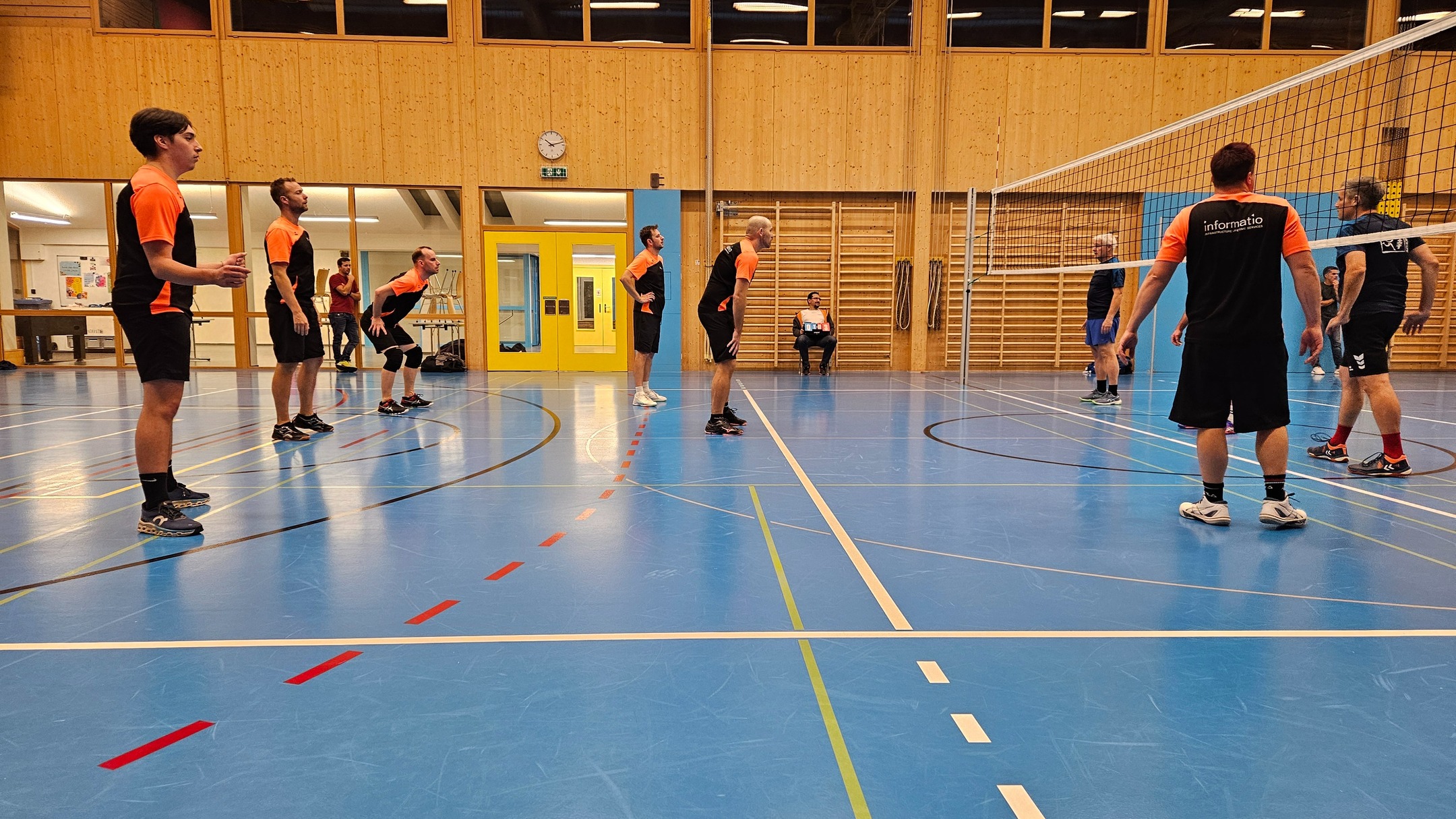 🏐 Matchday in Kallnach – Kat. A Herren 🏐
Gestern standen zwei spannende Partien in Kallnach auf dem Programm.
1. Spiel gegen Kallnach:
Ein Kopf-an-Kopf-Rennen, das am Ende knapp zugunsten der Gegner ausging. Doch im zweiten Satz drehte Volley Siselen-Finsterhennen richtig auf und zeigte deutlich, wer Chef auf dem Feld ist! 💥
2. Spiel gegen Schüpfen:
Auch hier wurde hart gekämpft, mit Erfolg! Beide Sätze souverän ins Trockene gebracht und damit insgesamt 6 Punkte eingesackt. 🙌
Bravo Jungs! 💪🔥 Stark gekämpft, starke Leistung – weiter so!