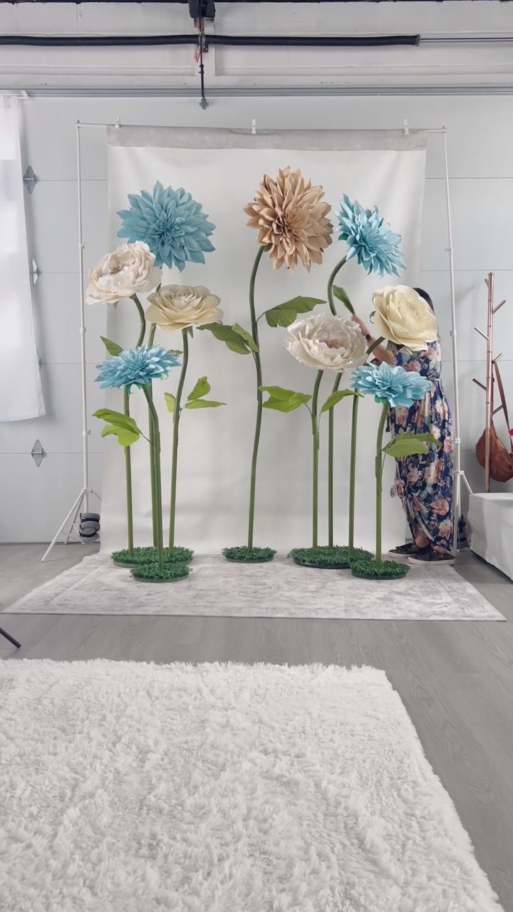 Set up this set of standing paper flowers with me at @margaritamedia’s amazing studio @aerlume_studio (even my husband and Sofi was in awe at how cool and cozy it is 🩵) for my maternity shoot
Mylee’s amazing. Can’t wait for the rest of the photos 🩵
Dress: @rosyglowmaternity
Just love this dress so much
#giantflowers #giantpaperflowers #largepaperflowers #paperflowers #paperflowerbackdrop