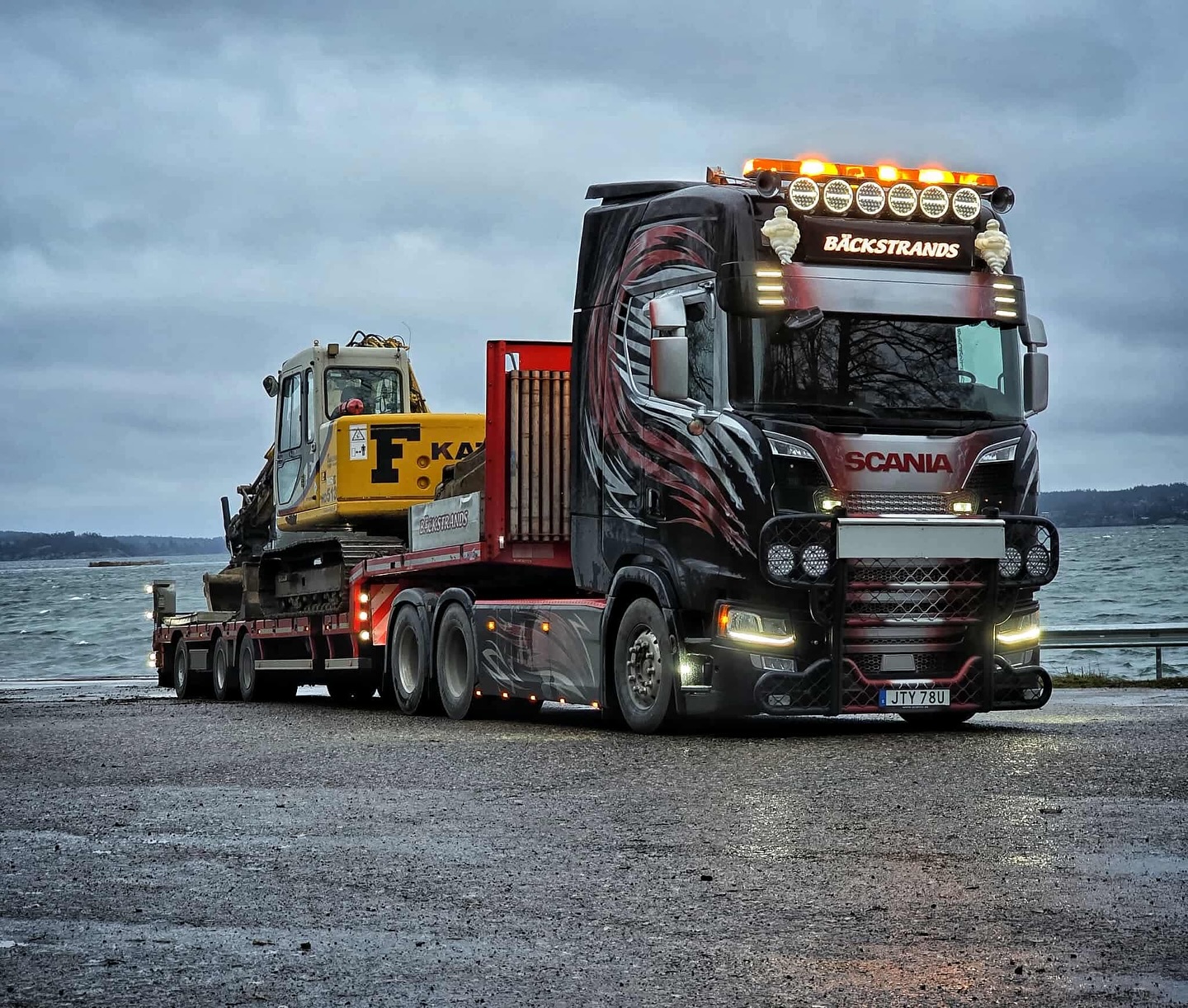 Inte långt kvar till veckovila 💤😴
Ni har väl inte glömt boka transport tills dess? 😎👇
☎️08-480 010 00
✉️order@backstrands.com
🖥️www.backstrands.com
#bäckstrands #bäckstrandstrailer
#maskintransport #jumbotrailer #maskintrailer #kranväxlare #lastväxlare #maskin #lastbilar #lastbil #stockholm #volvo #scanıa #truck #truckphotography #photo #photooftheday