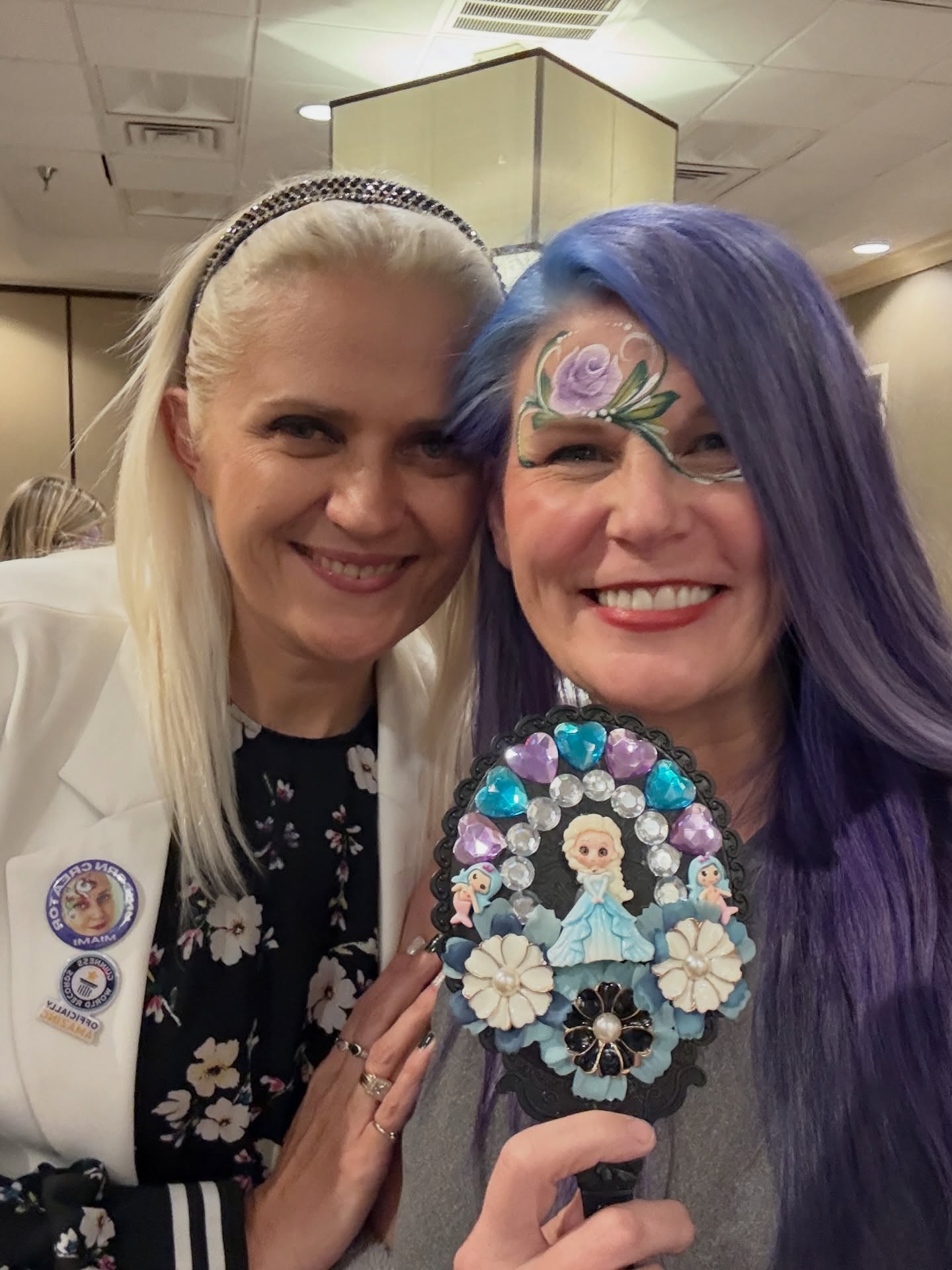 I was painted by the lovely @facepaint_miami during a pre conference class! I adore Emiliia so very much! Amazing takeaways and just fabulous to hug her neck!!! 🫶🫶🫶🫶
Bonus: she made mirrors for all those in her class!!! So cool!!