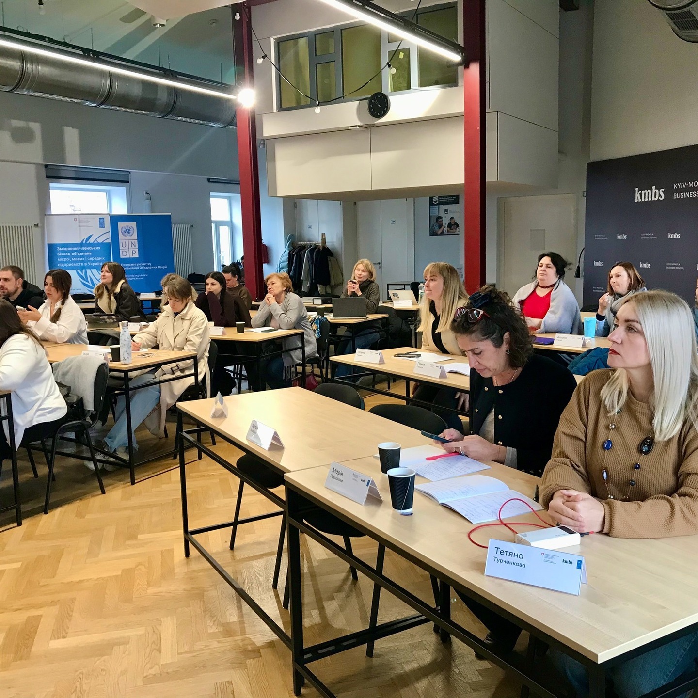 З серпня цього року наш фонд розпочав трансформацію діяльності — від гуманітарного напряму до проєктного. Така зміна необхідна, адже проєктна робота дозволяє охопити ширшу аудиторію, допомагати не лише закривати базові потреби, а й давати інструменти для розвитку та відновлення.
Ми щиро вдячні нашим партнерам та учасникам Цивільного фронту (підприємцям), які вірять у нас і нашу спроможність впроваджувати якісні та необхідні зміни.
З жовтня 2025 року фонд став частиною команди бізнес-об’єднань Strong Community, яка є учасником проєкту Програма розвитку ООН (ПРООН) «Зміцнення членських бізнес-об’єднань України» та має на меті сприяти розвитку підприємництва та зміцненню економіки місцевих громад.
Щоб реалізовувати зміни системно та професійно, учасники фонду проходять навчання у Kyiv-Mohyla Business School (kmbs), щоб глибше зрозуміти як мислить система, як працюють економічні кластери, як народжуються смисли та як бізнес-об’єднання можуть стати точками зростання для громад і зміцнення бізнесу. Це дає нам можливість не просто реагувати на виклики, а формувати довгострокові рішення.
Важливою складовою діяльності Strong Community є спільне формування соціальних проєктів у громадах.
Суть проста, але потужна:
🔸 громада + громадські організації + бізнес об’єднуються, щоб вирішити конкретні соціальні проблеми;
🔸 роль фонду — забезпечити фінансування та координацію таких проєктів.
Так, ми зараз у перехідному етапі. Але потреби наших бенефіціарів залишаються. Саме тому ваша участь і підтримка надзвичайно важливі. Благодійність — це не лише про гроші. Це взаємний процес, у якому кожен служить на своєму рівні: хтось донатами, хтось часом, хтось ідеями.
І саме з таких маленьких цеглинок ми разом будуємо великі зміни.