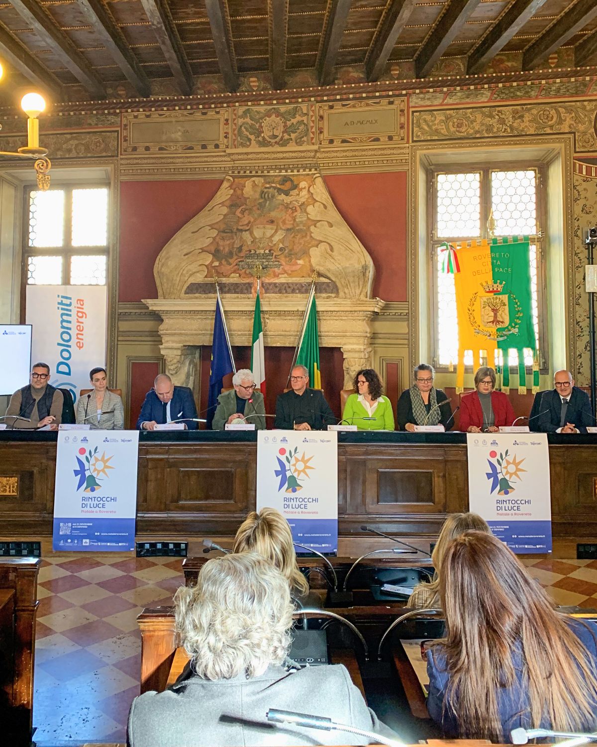 L'emozione è palpabile! Siamo entusiasti di svelare al mondo il progetto "Rintocchi di Luce. Natale a Rovereto" 🔔✨ Un racconto corale di pace, arte e bellezza che, nell'anno del Centenario della Campana dei Caduti Maria Dolens, trasformerà la nostra città dal 21 novembre 2025 al 6 gennaio 2026 📅
Durante la conferenza stampa di oggi, moderata dal giornalista @marcodematthaeis, il lancio ufficiale dell'iniziativa promossa dal @comunerovereto insieme a Consorzio @roveretoincentro e @visitrovereto con la collaborazione e il sostegno di @dolomitienergia, Cassa Rurale Alto Garda Rovereto, @fondazione.caritro, @bts_bancatrentinosuedtirol, che trasformerà l’intero centro storico in un grande palcoscenico di luce, emozioni, arte e spettacoli 🎉🎁
Scopri il programma di "Rintocchi di Luce. Natale a Rovereto" su natalerovereto.it o al link in bio.
@visittrentino @visitrovereto @roveretoincentro @confcommercio_vallagarina @comunerovereto @dolomitienergia @bts_bancatrentinosuedtirol @fondazione.caritro @carlacostarov
#rintocchidiluce #natalearovereto #visitrovereto #visittrentino #rovereto