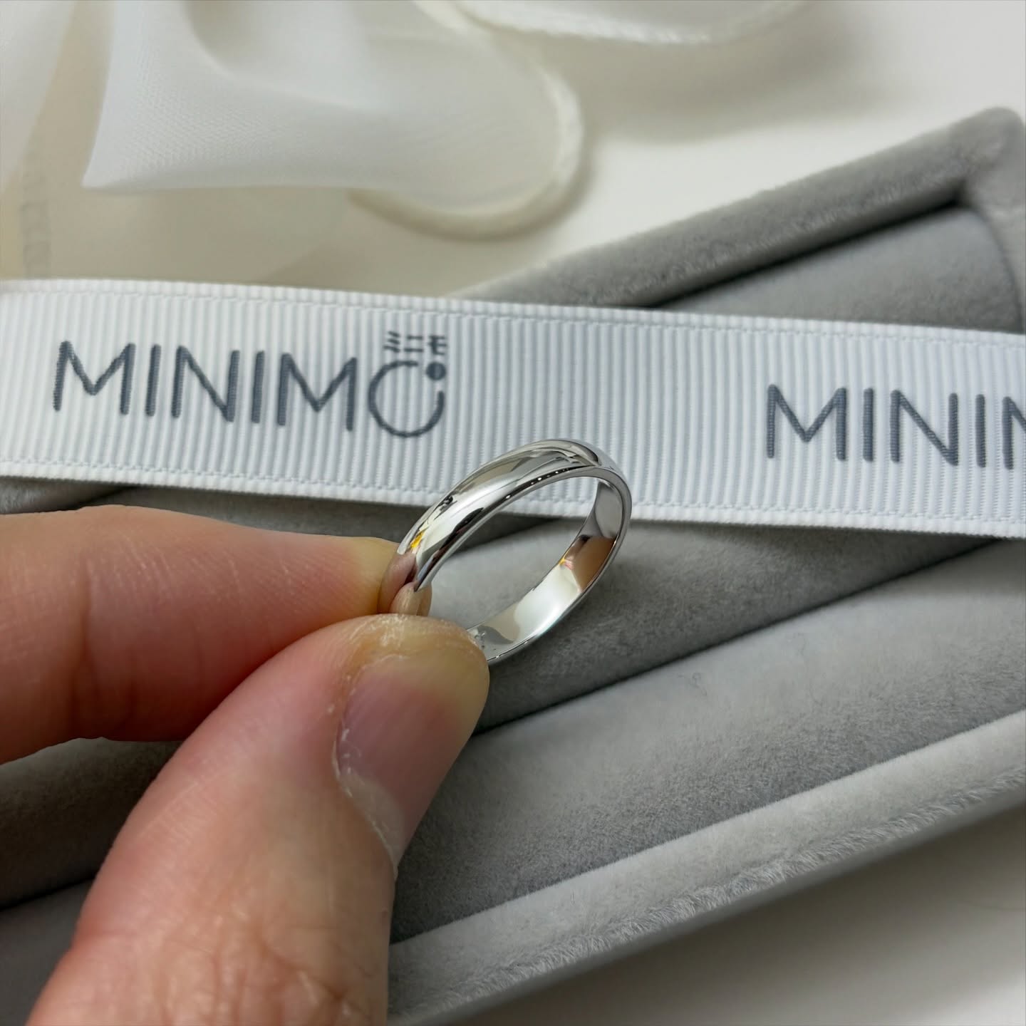 แหวนเกลี้ยง ทรงคลาสสิคที่เจ้าบ่าวหลายๆท่านเลือกใช้เป็นแหวนแต่งงานวงสำคัญครับ เรียบหรู ดูดี มินิมอลครับ • 18K White Gold ✨💍
.
Budget : 2x,xxx THB +/-
.
ลูกค้าที่สนใจแวะมาชมสินค้า รบกวนนัดหมายล่วงหน้าก่อนนิดนึงนะครับ ☺️
.
ตัวเรือนทองแท้18K พร้อมเพชรใบเซอร์ GIA สำหรับขนาด 0.18 กะรัตขึ้นไปทุกเม็ด
.
หน้าร้านใกล้ BTS เพลินจิต พร้อมบริการหลังการขายทุกเรื่อง ดูแลลูกค้ามาแล้วกว่าสองพันคู่ ชมรีวิวจากลูกค้าได้ที่ >> https://www.minimojewelry.com/testimonial
.
ดูแบบแหวนทั้งหมดได้ที่ —> https://www.minimojewelry.com/weddingringsdesign
.
** แถมฟรี เลเซอร์สลักชื่อ เลือก Font ที่ชอบได้
** พร้อมกล่องแหวนสวยๆสำหรับเข้าพิธี
.
💎 Inbox: m.me/minimo.jewelry
💎 Line: @minimo.jewelry (มี @)
💎 Web: http://minimojewelry.com
💎 Call: 092-456-9509
.
** เนื่องจากงานของทางร้านเป็นงานสั่งทำตามความต้องการของลูกค้า ราคาจึงอาจมีการปรับเปลี่ยนตามดีไซน์ สเปคเพชร ไซส์แหวน และราคาทอง/เพชร ในแต่ละช่วงเวลาครับ
.
#minimojewelry #แหวนคู่ #แหวนแต่งงาน #แหวนเพชร #แหวนหมั้น #diamond #diamondring #แหวนเพชรแท้ #เพชรGIA #engagementring #ทองแท้ #เพชรแท้ #weddingring #เพชรแท้ราคาโรงงาน #แหวนเพชรGIA #weddingring #แหวนชู #แหวนหมั้น #ring #ใบเซอร์gia #เพชรน้ำ100 #งานแต่งงาน #เซอร์ไพรส์ขอแต่งงาน #ขอแต่งงาน #ແຫວນແຕ່ງງານ #ງານແຕ່ງດອງ #ຮ້ານເພັດ #ແຫວນແຕ່ງດອງ