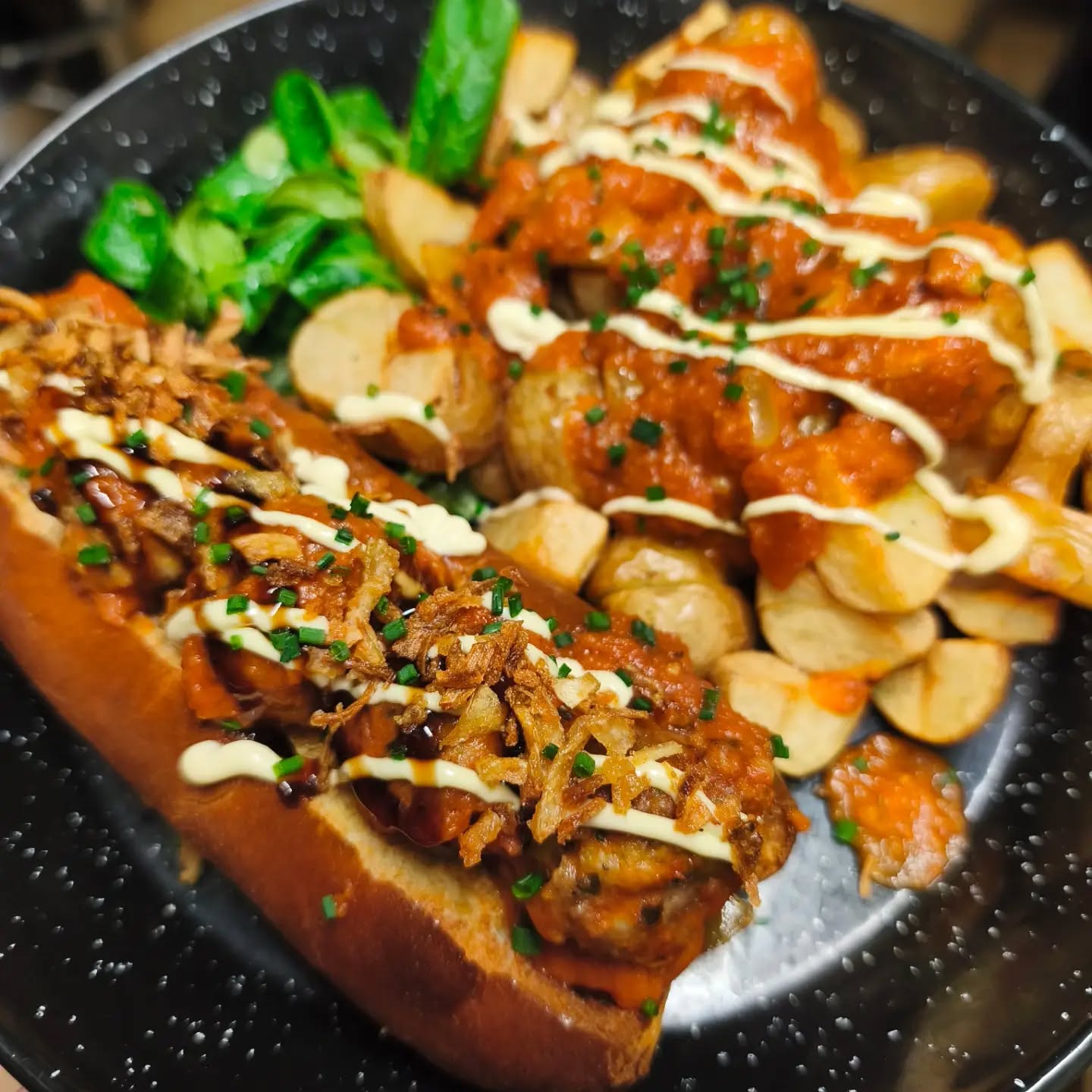 Nouveautés à la carte !
Albondigas de porc et boeuf, disponible en cassolette à partager ou sous forme de hot dog (voir photo)
#albondigas #cuisinemaison #espagne #reims #cuisineespagnole #restaurantreims