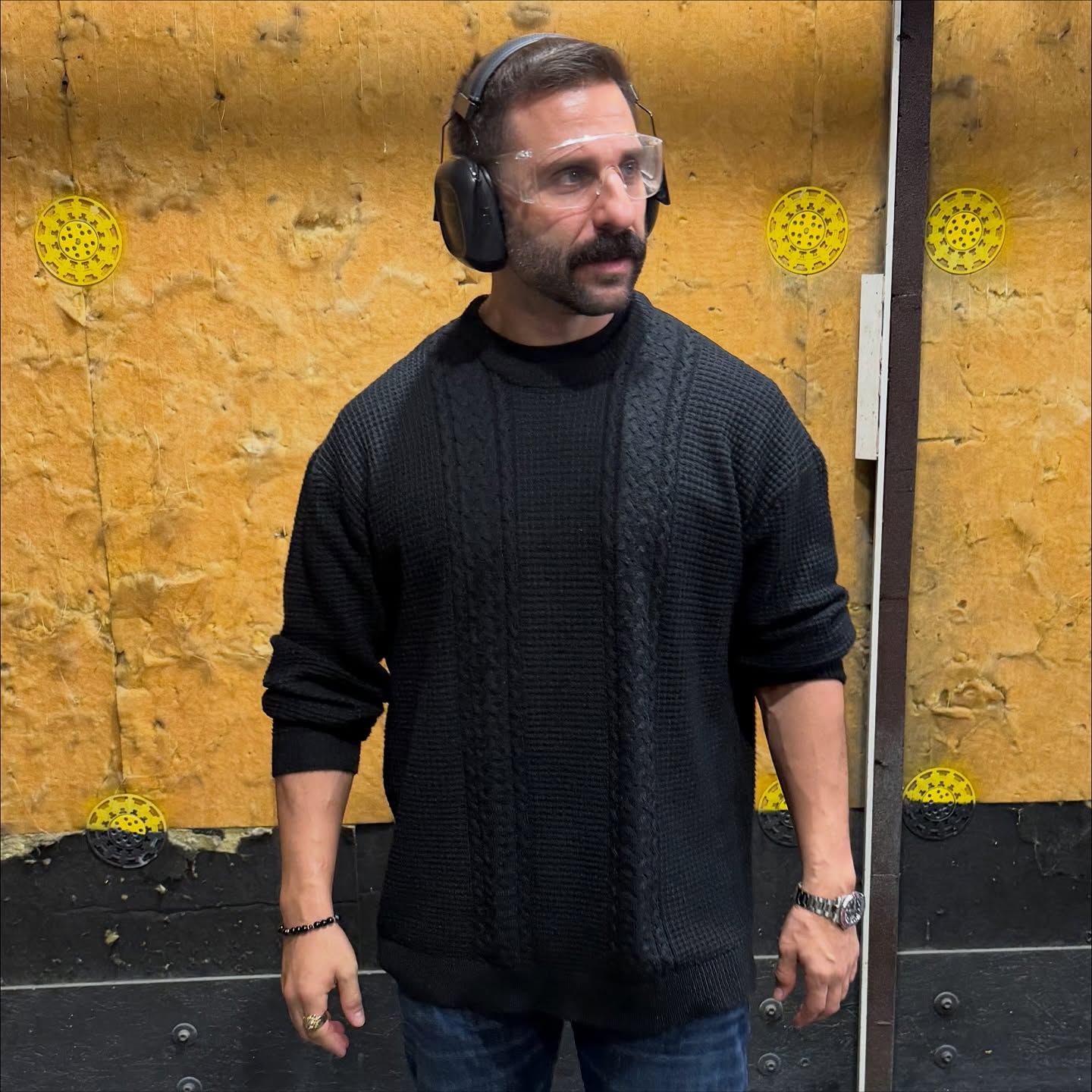 Zwischen Präzision und Adrenalin.
Warschau wo der Puls schneller schlägt. 🔫🇵🇱 @leo.ant04 @lowskill.puremadness #TeamStrub #Warschau #Poland #ShootingRange #Adrenaline #Focus #Discipline #Mindset #Precision #Power #ActionMode #MensLifestyle #Experience #WarriorMindset #GunRange #RespectTheSkill #Energy #TrainingDay #BodyAndMind #Intensity