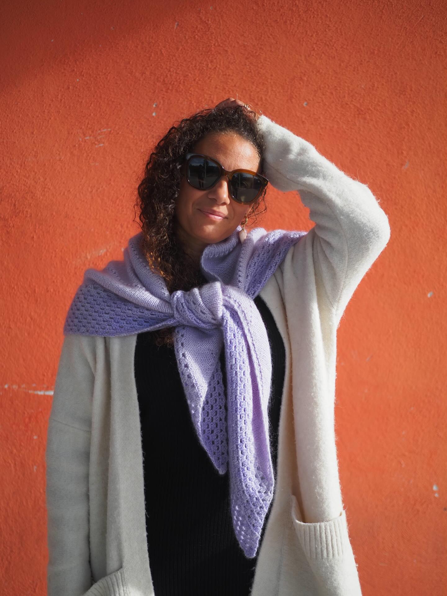 Ce que j’aime avec le châle ALABAMA c’est qu’on peut très facilement adapter sa taille en fonction de ce que l’on souhaite et/ou de la quantité de fil qu’on a.
La partie TRICOT ⭐️ demande un écheveau de fingering + un écheveau de mohair soie.
Et pour la partie CROCHET ✨ on fait comme on veux/peux.
🐿️ Retrouvez La Fiche tricot en français et en anglais sur Ravelry et www.AtelierEmilie.com
Fils . @yarnbysimone
.
.
#atelieremilie #ateliermiliedesigns
#knitting #knitweardesigner #mohairaddict
#tricotété #summerknitting knit knitting knitter
#tricot #strikk tricot #jeportecequejetricote
#alabamabyae #alabamabyae