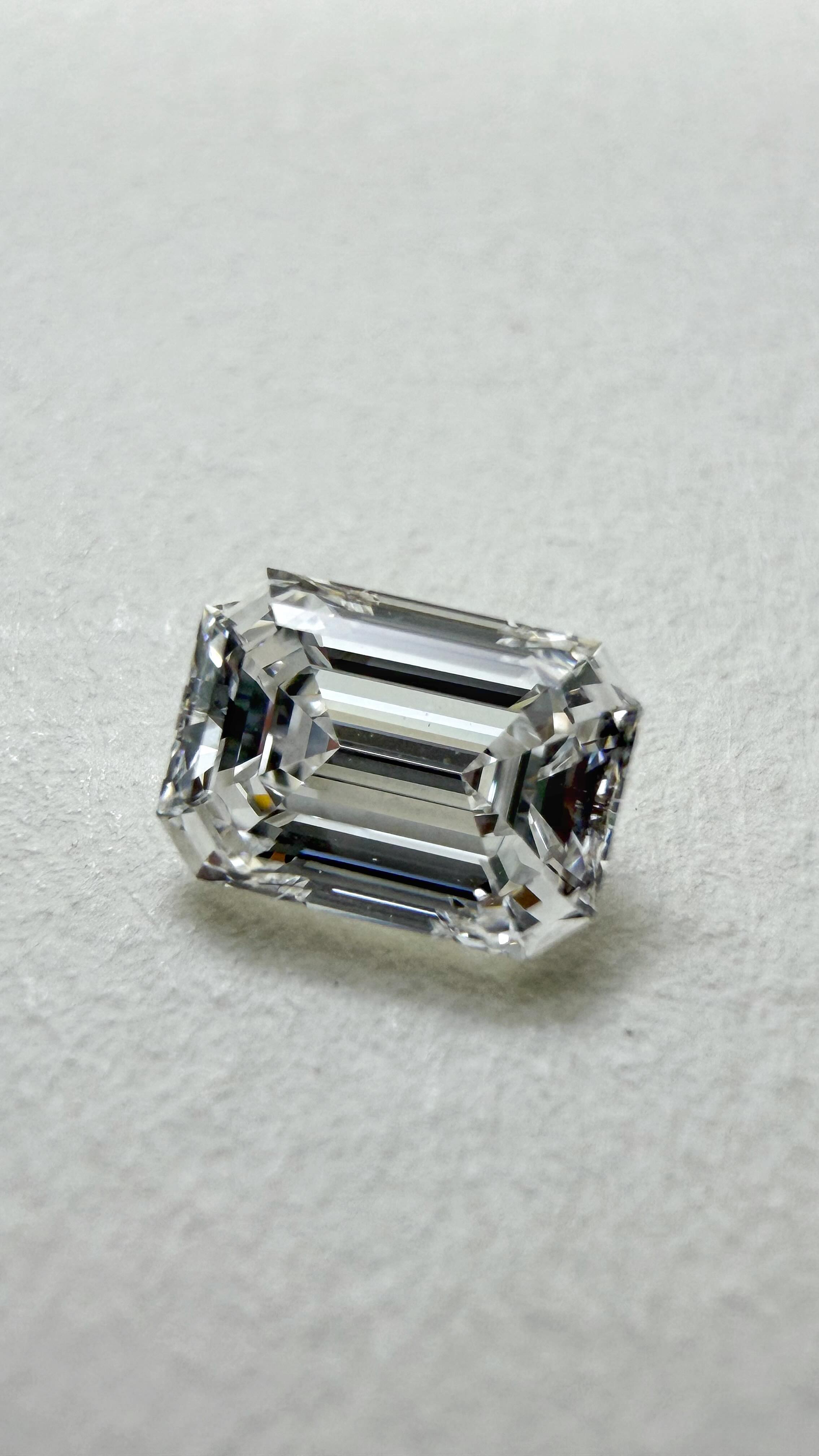 Emerald Cut - GIA 0.52ct. D color น้ำ100 VS1 EX/EX NONE เตรียมขึ้นตัวเรือนแหวนให้ลูกค้ากันครับ 💎✨😊