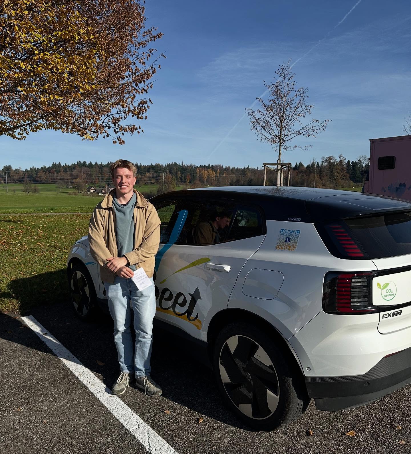 Gratulation @philipp.schlumpf zu einer fast makellosen Fahrt. 🚗🏁👏🏼🤩
Heute war dein Tag. Top Wetter und Top Leistung. Stark gemacht 💪🏼🥳
Hat Spass gemacht mit dir während deiner Ausbildung. Jetzt wünsche ich dir viel Spass mit der neuen Mobilität und unfallfreie Fahrt. 🚗🏁🥳🍀👏🏼👍🏼💪🏼
#fahrschulesteinhausen #vzug #jungwachtsteinhausen #top #ausbildung #prüfung #bestanden