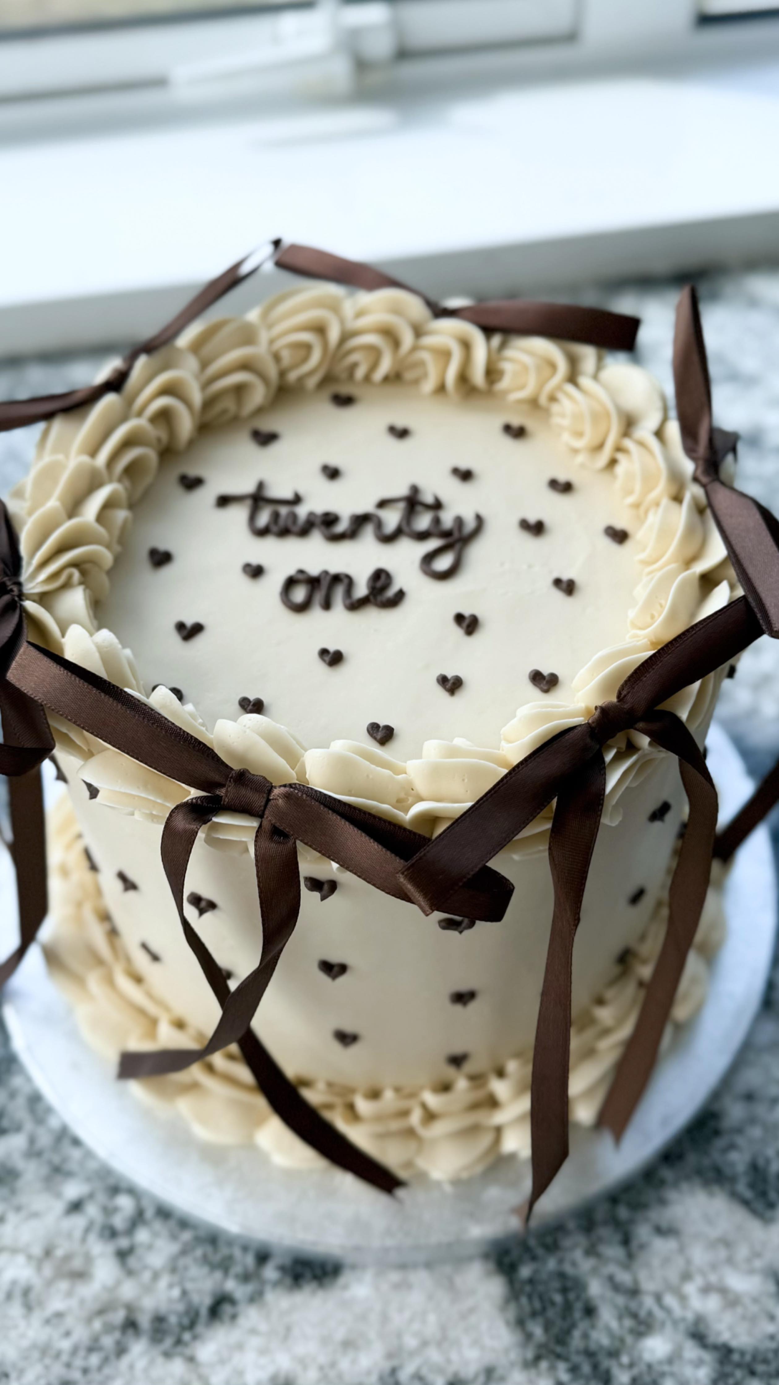 🎂 Creating something extra special for my cousin’s 21st birthday in Christchurch last weekend! 💖 Such a fun cake to make — happy 21st, Tessa! 🥳✨
#21stBirthdayCake #CustomCake #ChristchurchCakes #CakeDesign #ButtercreamCake #BirthdayCelebration #CousinsBirthday #CakeMaker #CakeInspiration #BakerLife