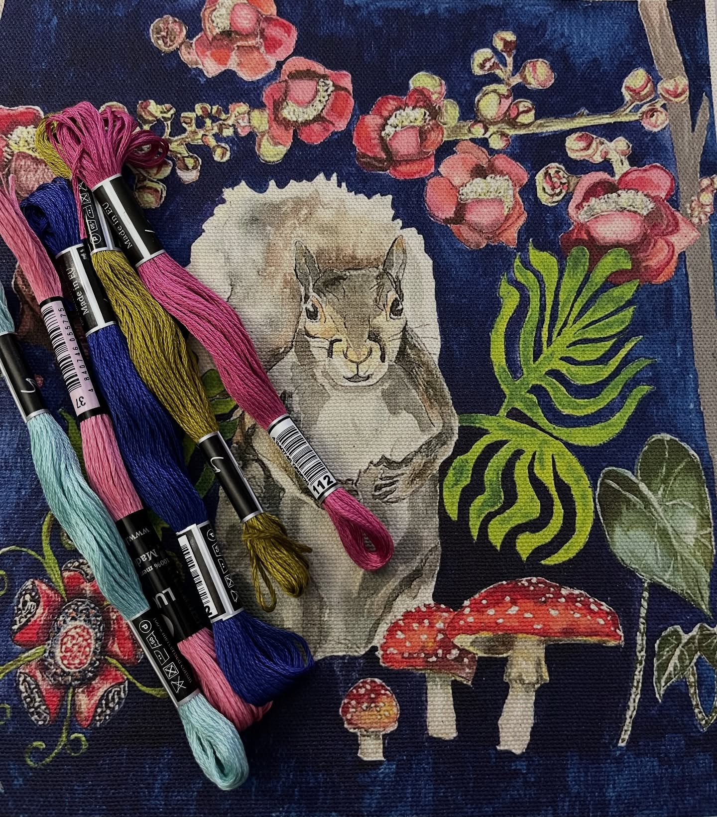 Mr Squirrel is looking forward to going to Harrogate next week. He nearly didn't make it, but has snook in at the last minute ....
#squirrel #squirrelsofinstagram #knitandstitch2025 #knittingandstitchingshow @knitandstitchshows