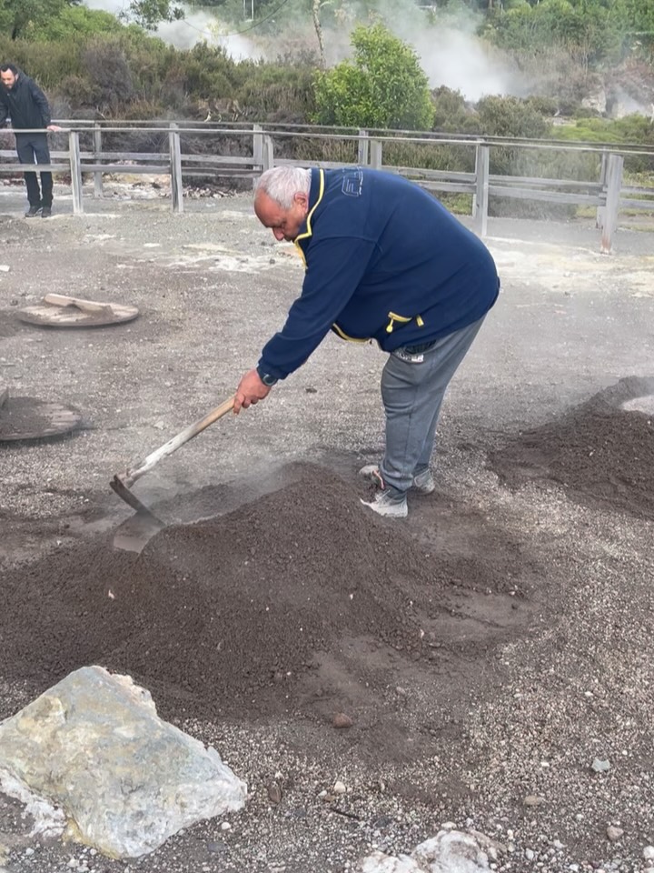 5 ème jour Pot-au-feu cuit dans des fumerolles de Sao Miguel, un plat emblématique aux Açores où une marmite de viandes, légumes, pomme de terre est enfouie dans des trous du sol volcanique du village de Furnas… et qu’est ce que c’est bon !!