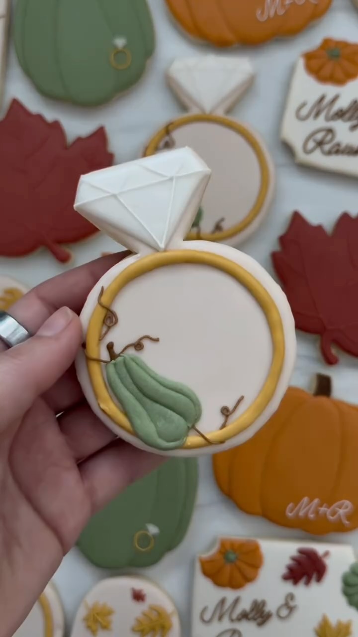 These cookies deserved a close-up 🍂
#atlantasweets #atlantabaker #cookiesatlanta #decoratedcookies
#cookieart #smallbusinessaatl #engagementcookies #fallcookies #customcookies #cookieartist #weddingcookies