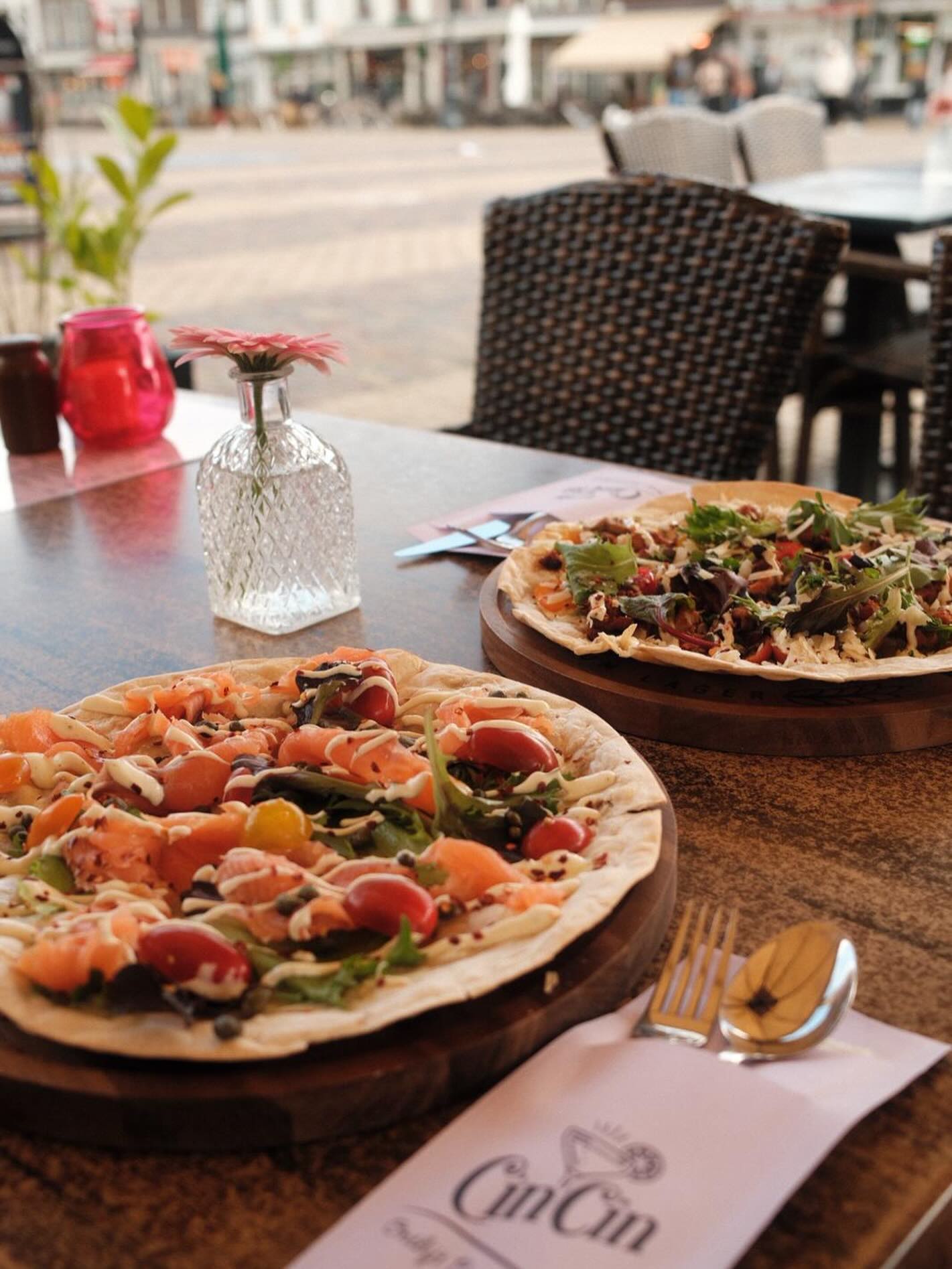 🥂 Nieuwe smaken bij Cin Cin!
Onze flammkuchen zijn er — vers, knapperig en perfect om te delen 💛 of juist niet 😜
✨ Kip met een hartige twist
🐟 Zalm met frisse toppings
#CinCinDelft #Delft #LunchTime #Flammkuchen #NieuwOpHetMenu #Foodie #Terrasweer #DelenIsGezellig