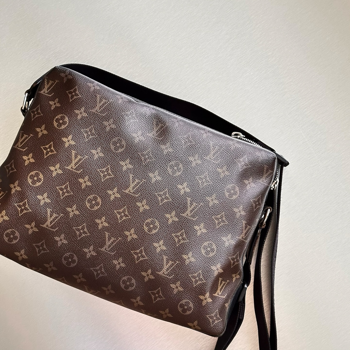 Effortlessly stylish on the go đ¤ The Louis Vuitton Torres GM Messenger Bag is the perfect companion for modern luxury and everyday function.
For more information, please refer to the website link provided in the bio.
Listing no: UK 3121
Opuluxe.sg is not affiliated to the brands featured. We are an independent consignment platform of authenticated luxury products. All trademarks and copyrights remain sole property of the brands.