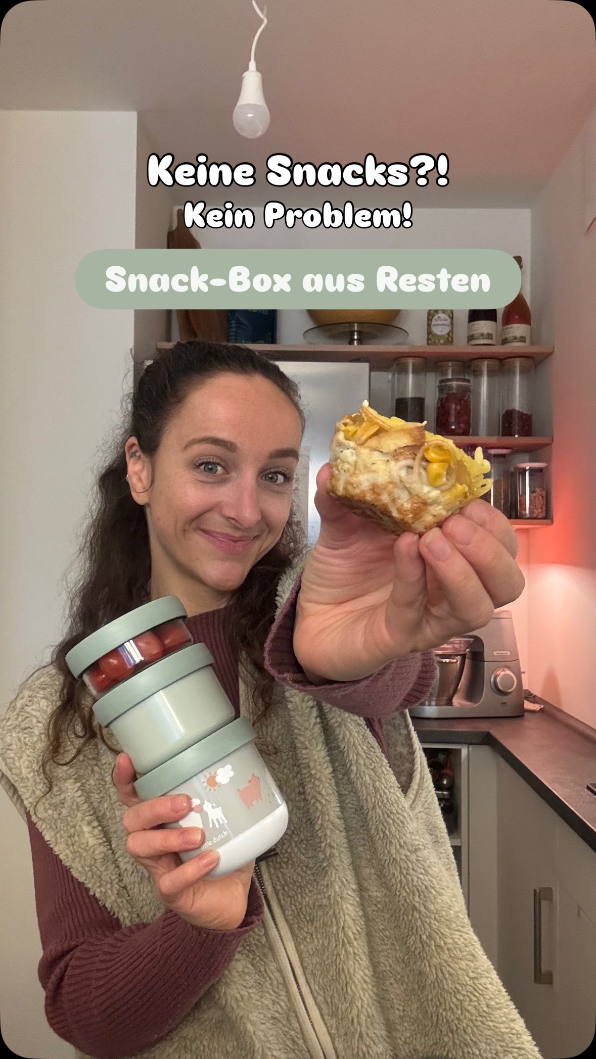 Kennst du diesen Moment, wenn du eigentlich nichts eingekauft hast – und dann trotzdem noch richtig was zauberst? ✨
Was hättest du Aus Spaghettiresten, Brokkoli-Strunk, Jogurt und Tofu noch zubereitet? 🙊
👉 Rezept für 6 Stück Nudelmuffins:
• ca. 150 g gekochte Nudeln (Reste)
• 2 Eier
• 50 ml Milch
• 50 g geriebener Käse
• etwas Gemüse nach Wahl (z. B. Erbsen, Paprika, Mais)
• Salz & Pfeffer nach Geschmack
Alles mischen, in Muffinförmchen füllen und bei 180 °C ca. 20 Minuten backen.
Und weil meine Snacks mit auf unterwegs kommen dürfen meine @mepalofficial Boxen natürlich auch nicht fehlen! Die sind robust, kinderfreundlich gestaltet und perfekt für unterwegs.
Und das Beste: falls was übrig ist, bleibt es einfach in den Dosen und kommt für später in den Kühlschrank - so bleiben auch Reste lange frisch ! 💚
#snackbox #nudelmuffins #resteverwertung #nachhaltigleben #kinderessen #healthyfamilyfood #zerowasteküche