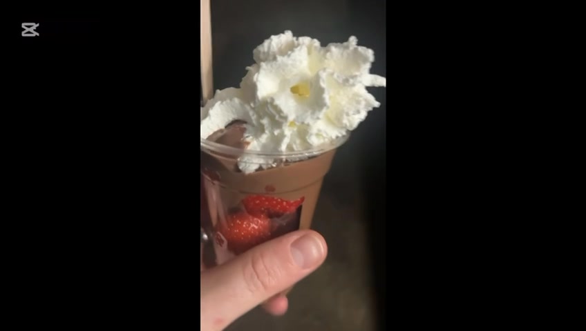 This week our 2017 Girls were treated to new training tops and a tasty treat of chocolate and strawberries 🍓 Míle buíochas le @dippeddublin for supporting our girls.