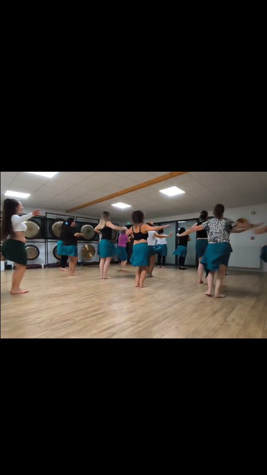 🩵
Gratitude.
Merci l'univers de pouvoir me permettre de transmettre cette magnifique culture avec ces femmes fortes et rayonnantes.
Merci pour l'énergie et la santé que tu m'apportes et qui me permettent de danser.
La danse fait tellement de bien, elle est libératrice, stabilisante, te permet de jouer, de ressentir et de rassembler.
Petit extrait d'ote'a au cours de Plérin 🌸
#oritahiti #dansepassion #dansetahitienne #dansetahitiennebretagne #univers