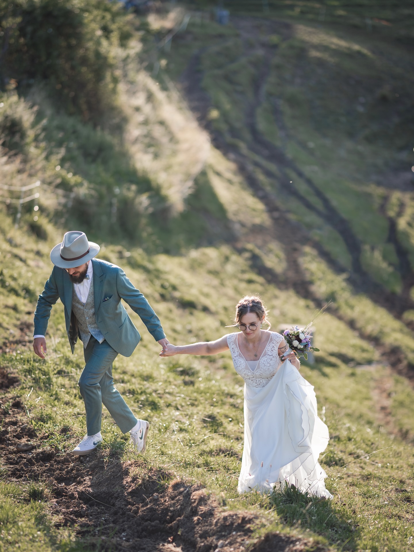 Wedding | Hochzeit
Rebekka & Martin
Was für e wunderschöni Hochzyt in Titterten!! 🌿💍
Ds Wätter hät nid besser chönne sy - gmüetlich, nid ds heiss und genau die richtigi Mischig us Sunne und Wolke.
D’Trouuig het mitte zwüsche de Mirabelle-Böim statt gfunde - eifach es tröimli… E ganz bsundirge Moment: d Bruut isch klassisch mit em Traktor 🚜vom Papi abgholt worde. Träne-Moment 🥹
Ds Fest isch de ufem liebevoll gschmückte Familiehof vom Brütigam gsi. Alles bis is Detail vorbereitet, dekoriert und so härzlich, dass mir üs alli grad wie daheime hei gfüehlt.
Meine Fotobox isch natürlich ou im Duuriisatz gsi - über 500 Bilder sy gmacht worde! Dr Spass mit mine Gadgets isch riesig gsi.
Zum Abschluss hets no ds Golden Hour Shooting bim eigene Teich gä - warms Liecht, entspannti Stimmig und zwöi liebi Mönsche wo ganz fest fürenand bestimmt sy.
E Tag voller Emotionen und wunderschöne Moment! ❤️
#hochzeit2025 #titterten #brautpaar #trauungimgarten #familienhochzeit #landhochzeit #mirabellenliebe #traktorbraut #swisswedding #hochzeitschweiz #fotobox #fotoboxmieten #hochzeitsmomente #familienfest #goldenhourshooting #heirateninschweiz #hochzeitsfotografie
@__speranza__ @_splash2