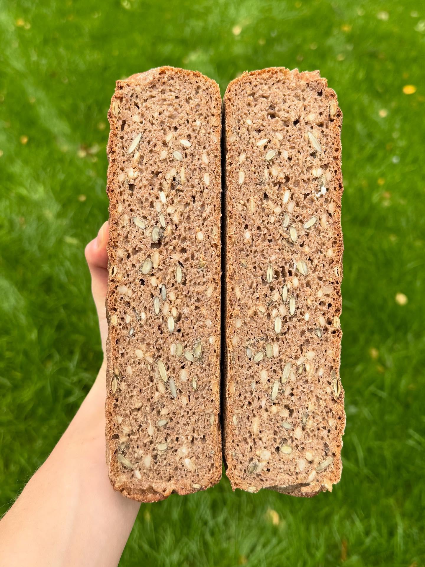 Seeded rye sourdough season 🌾 Hearty, nutty and good for the gut.
#frome #fromeevents #fromesomerset #plantbasedcookeryschool #vegancookeryschool #PlantBased #vegan #littlefromecookeryschool #rye #sourdough